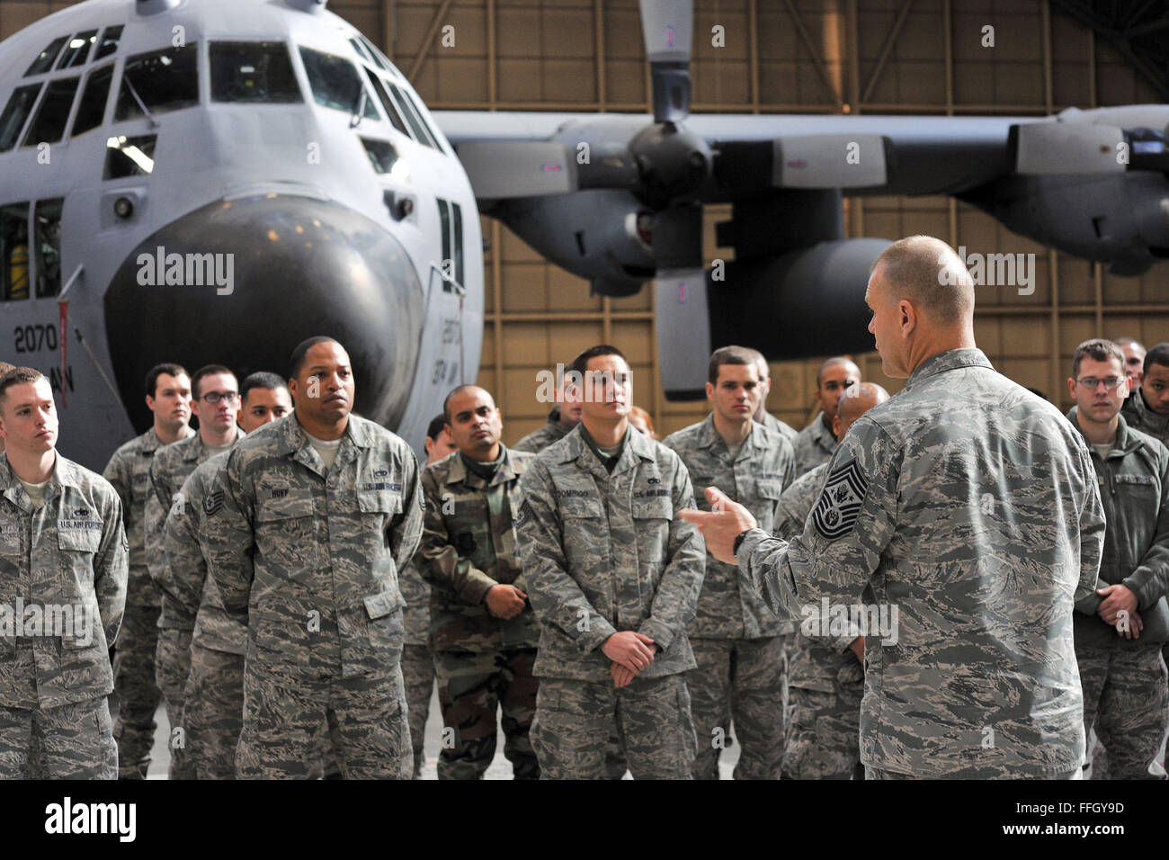 Chief Master Sgt. von der Air Force James A. Roy richtet sich Flieger aus der 374th Pflegegruppe Yokota Air Force Base, Japan. Roy war von August 2005 bis Mai 2007 als der Befehl Chief Master Sergeant bei US-Truppen in Japan und 5. Luftwaffe Yokota AB zugeordnet. Stockfoto