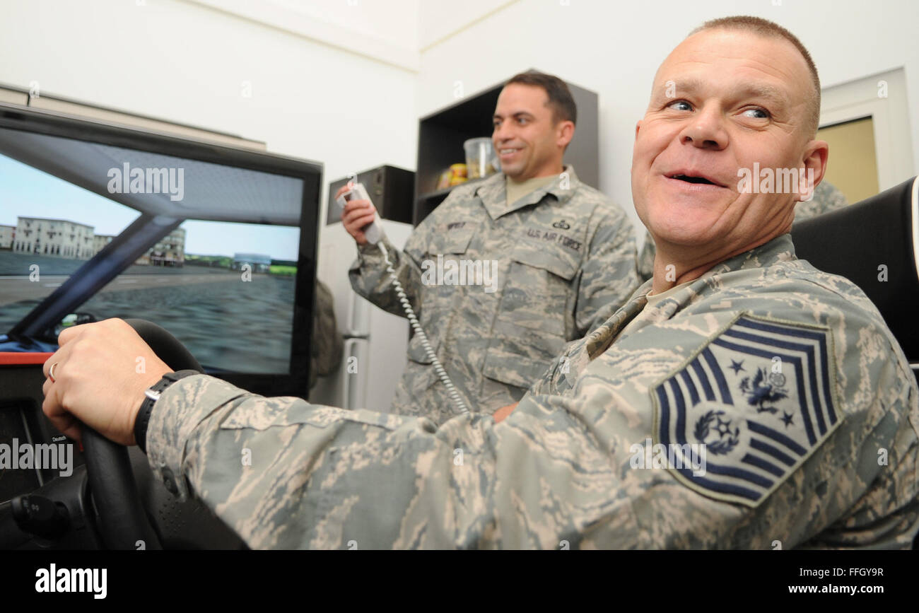 Chief Master Sgt. von der Air Force James A. Roy unterschreibt ein offizielles Bild von sich selbst zum Pitsenbarger Flieger Leadership School während einer Tournee Spangdahlem Air Base, Deutschland. Roy besuchte der 52. Kämpfer-Flügel um aus erster Hand zu sehen, wie US Air Forces in Europe Flieger zur Bekämpfung beitragen, während die Partnerschaft mit Gelenk und Koalitionstruppen weltweit. Stockfoto