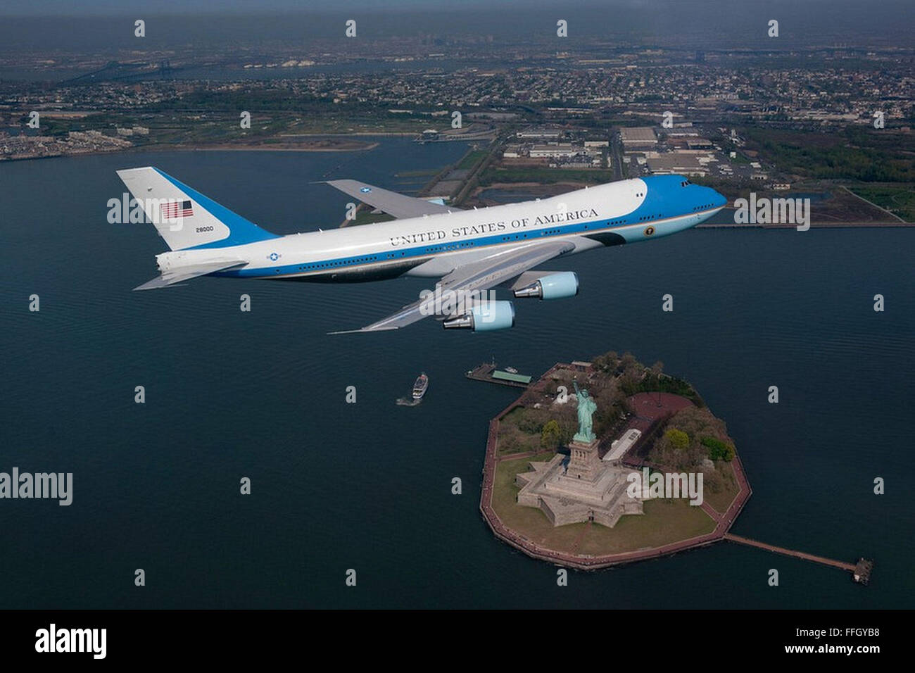 Air Force One, das offizielle Flugzeug des US-Präsidenten, das für den Transport des Präsidenten und anderer hochrangiger Beamter genutzt wurde, wird im Flug gesehen. Stockfoto