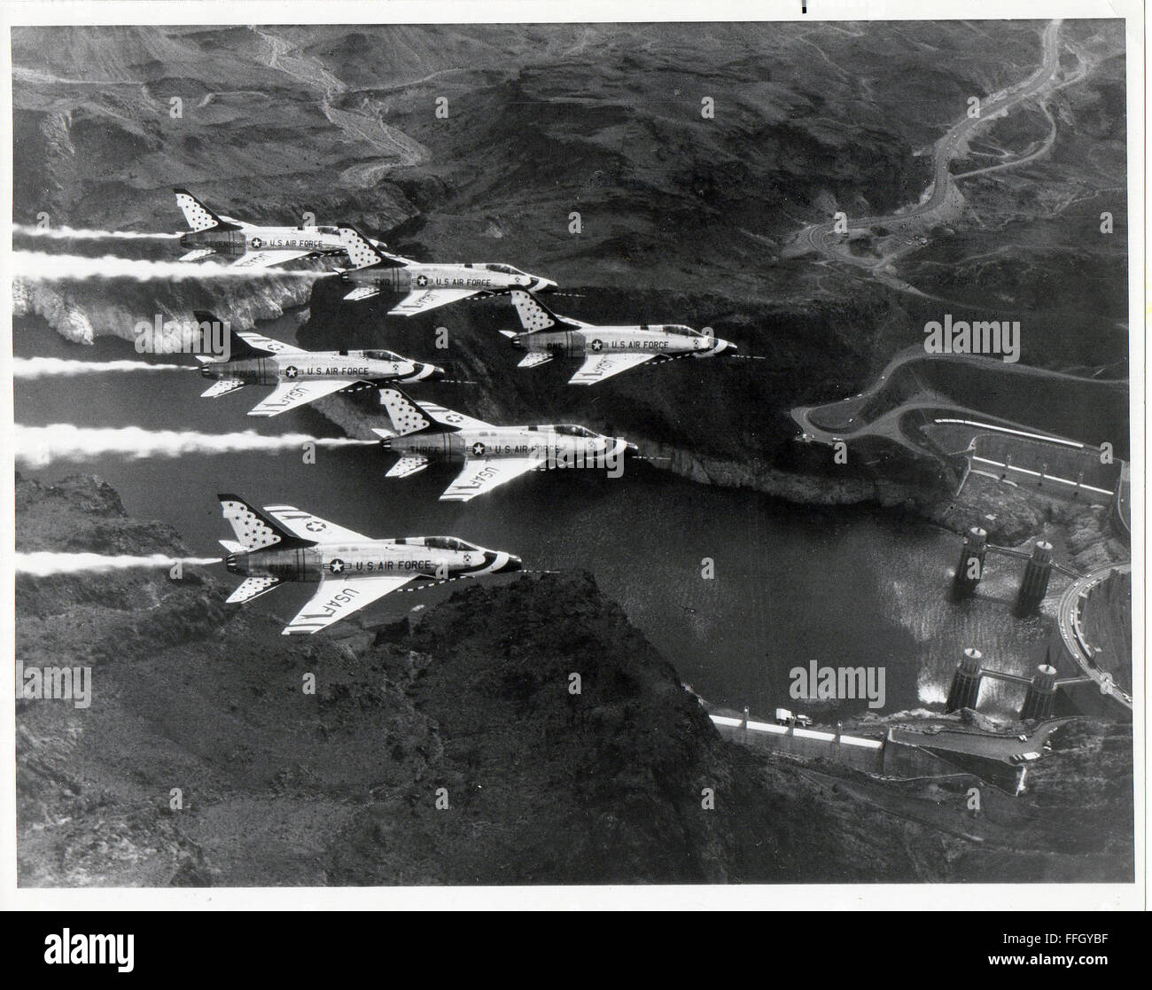 Die Thunderbirds fliegen über den Hoover-Staudamm in der Keil-Formation in der Nähe ihrer Heimat auf Nellis Air Force Base, NV im Jahr 1966. Die F - 100D "Super Saber" gab die Thunderbirds Luft-Betankung Fähigkeiten im Gegensatz zum Modell "C". Das Team flog in F - 100D von 1956 bis 1963. Stockfoto