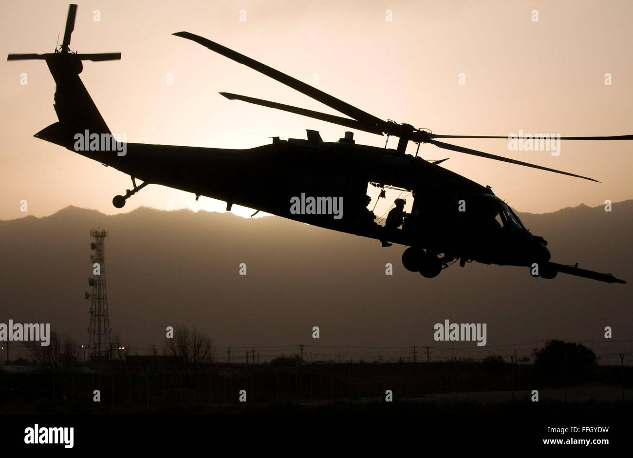 Der HH-60 Pave Hawk ist ein vielseitiger Mehrzweckhubschrauber, der von der US Air Force für Kampfrettungsmissionen, Personalbergung und andere Spezialeinsätze eingesetzt wird. Stockfoto