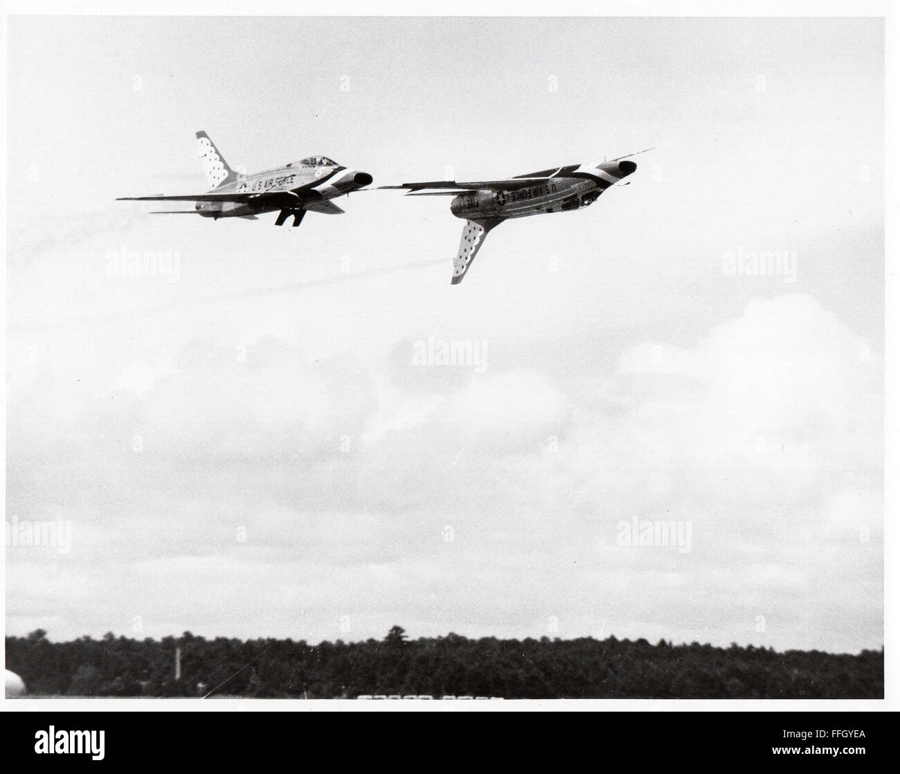 Thunderbird-Piloten durchführen Flugmanöver mit Hilfe der F - 100D "Super Saber." Die Thunderbirds flog die F - 100D von 1964 bis 1968, als es durch das F-4E Phantom II Flugzeug ersetzt wurde. Stockfoto