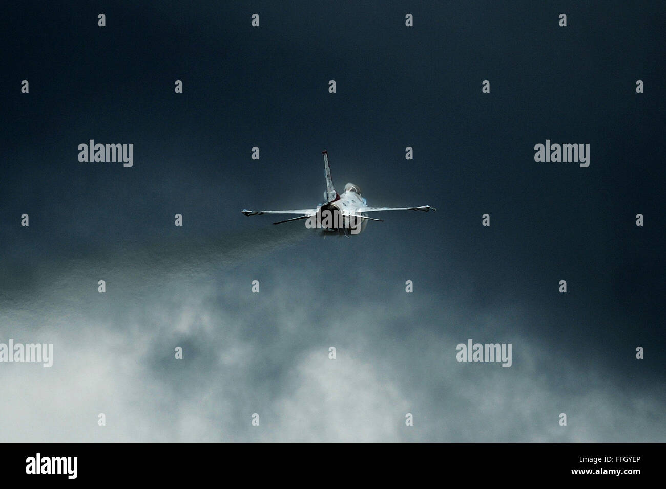 Die Thunderbirds sind das offizielle Luftdemonstrationsteam der US Air Force, bekannt für ihr präzises Kunstflug. Das Team tritt weltweit auf Luftmessen auf und repräsentiert die Air Force mit Geschick und Exzellenz. Stockfoto