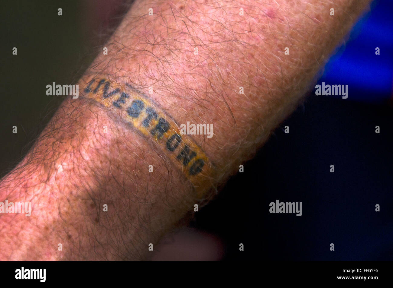 RAGBRAI Teilnehmer Kevin Swensen hat eine Livestrong Armband tätowiert auf seinem Arm, seine Unterstützung für seinen Vater Kampf gegen den Krebs zu zeigen. Swensen ist ein ehemaliger Senior Master Sergeant und habe das Tattoo als Reaktion auf Vorschriften, die den Verschleiß der das gelbe Armband verbieten. Stockfoto