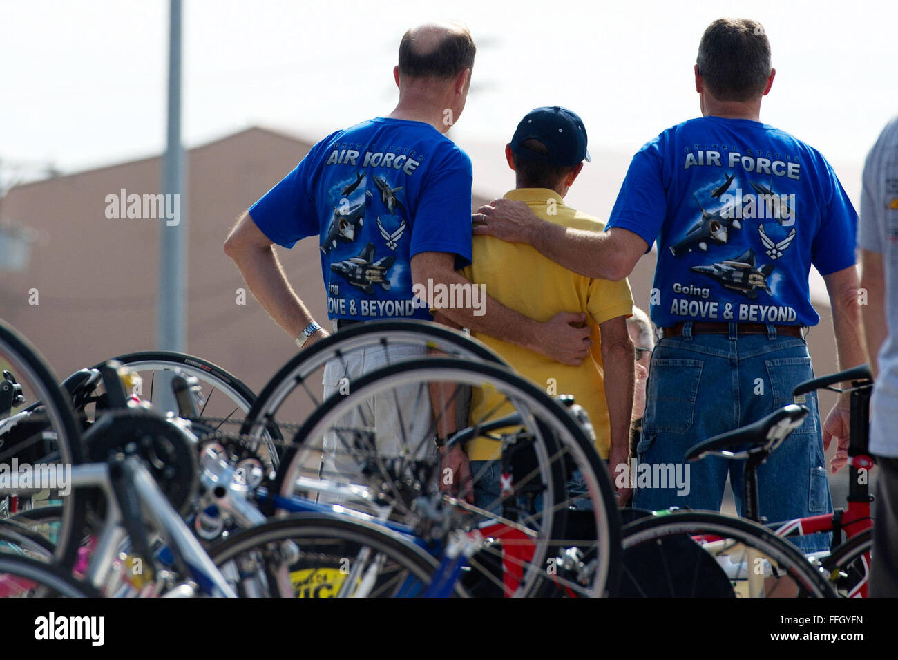 Brüder Stu und Kevin Carter hug Verl Chase, Zentrum, während Fahrrad laden zur Vorbereitung für die Fahrt nach Sioux Center, Iowa, die RAGBRAI in Offutt AFB. Chase war Mitglied der RAGBRAI Air Force Cycle Team erst im vergangenen Jahr aber vorbeigekommen, um den Fahrern viel Glück bieten. Stockfoto