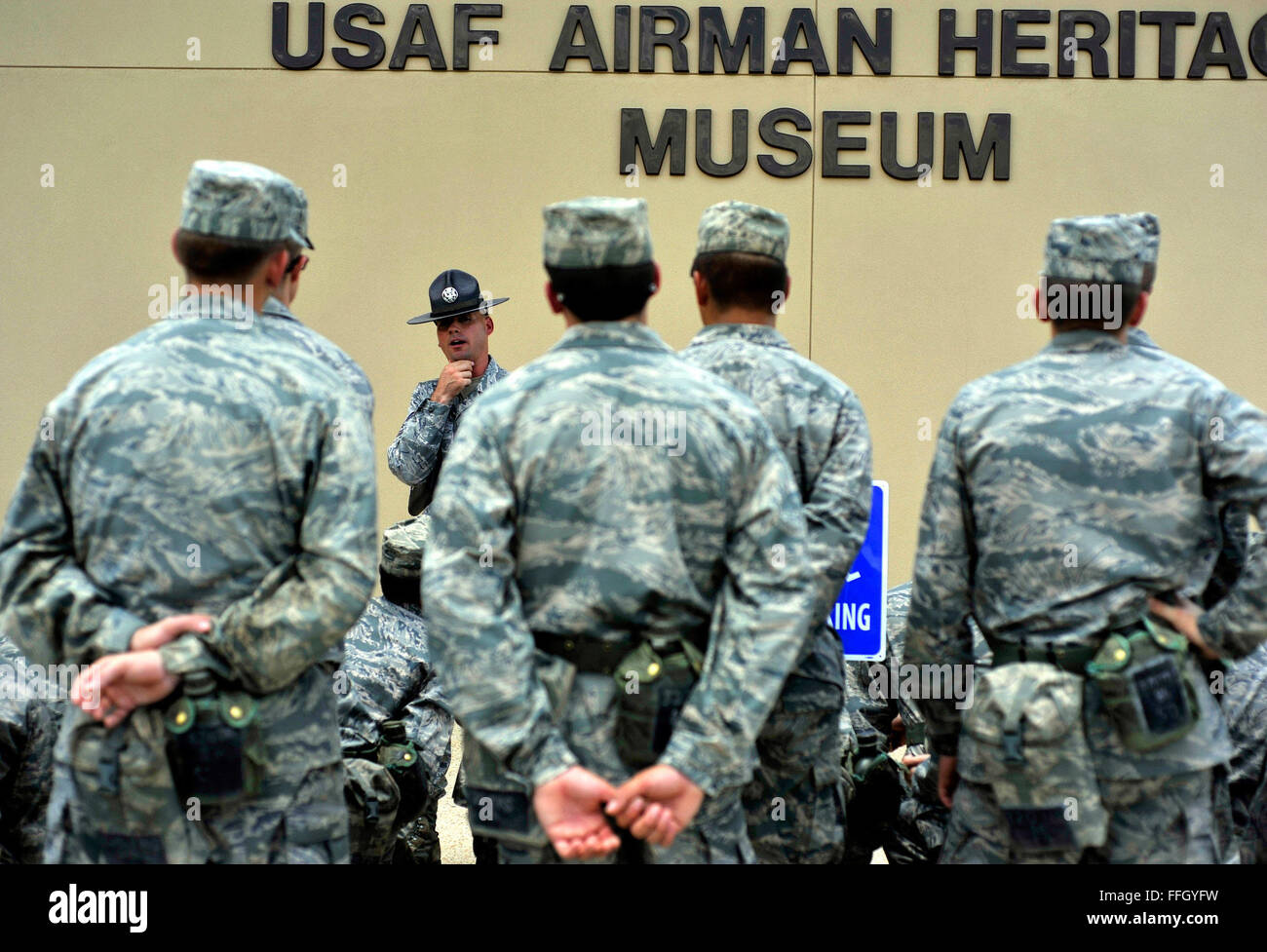 Instruktor Luftwaffe militärische Grundausbildung Slips Auszubildenden über die Bedeutung von ihrem Besuch in der US Air Force Airman Heimatmuseum vor der Freigabe um die Exponate zu sehen. Stockfoto