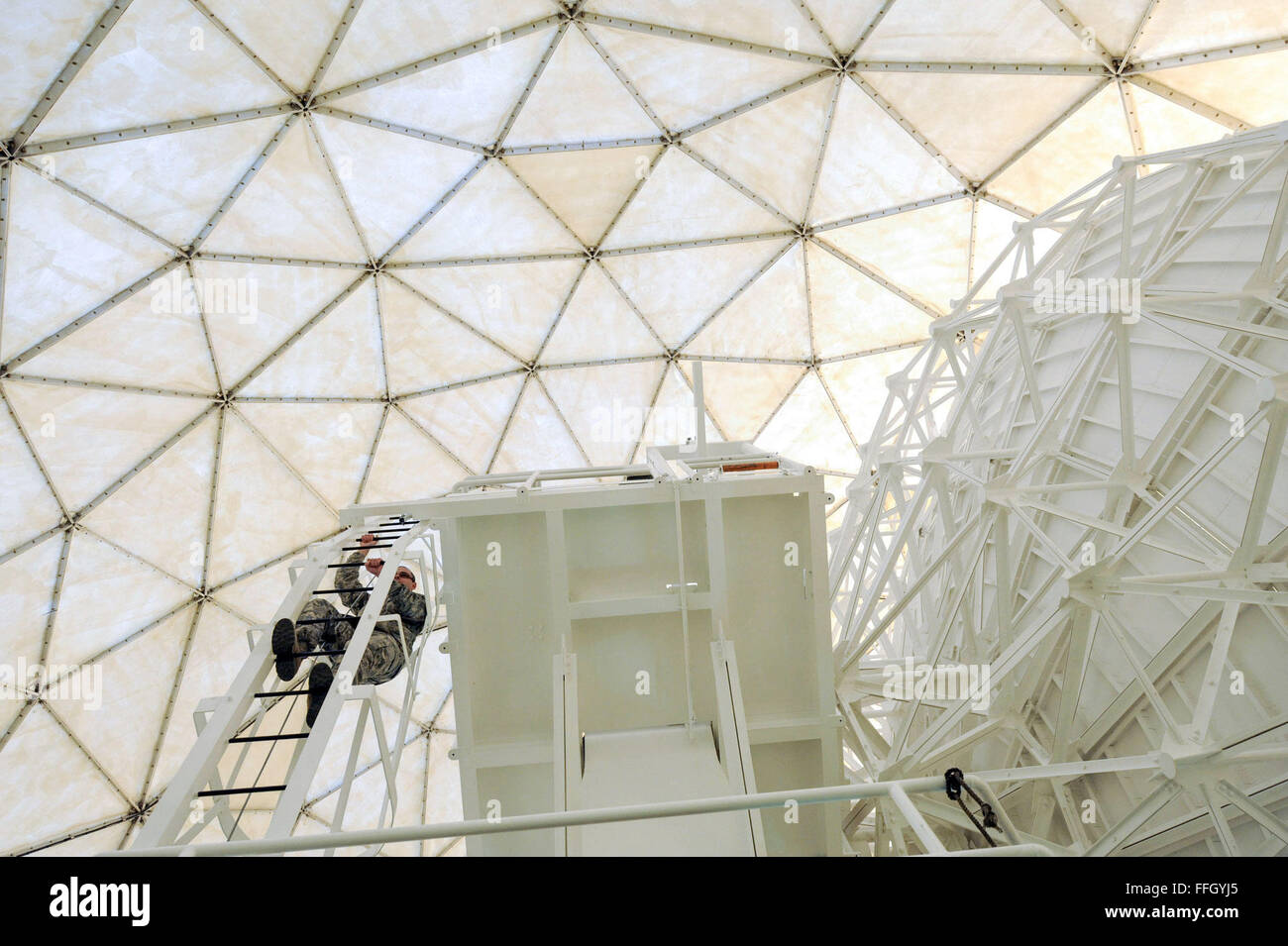 Tech Sgt. Bryan McEvoy klettert eine Leiter im Inneren einer Radarkuppel bei Thule AB. Stockfoto