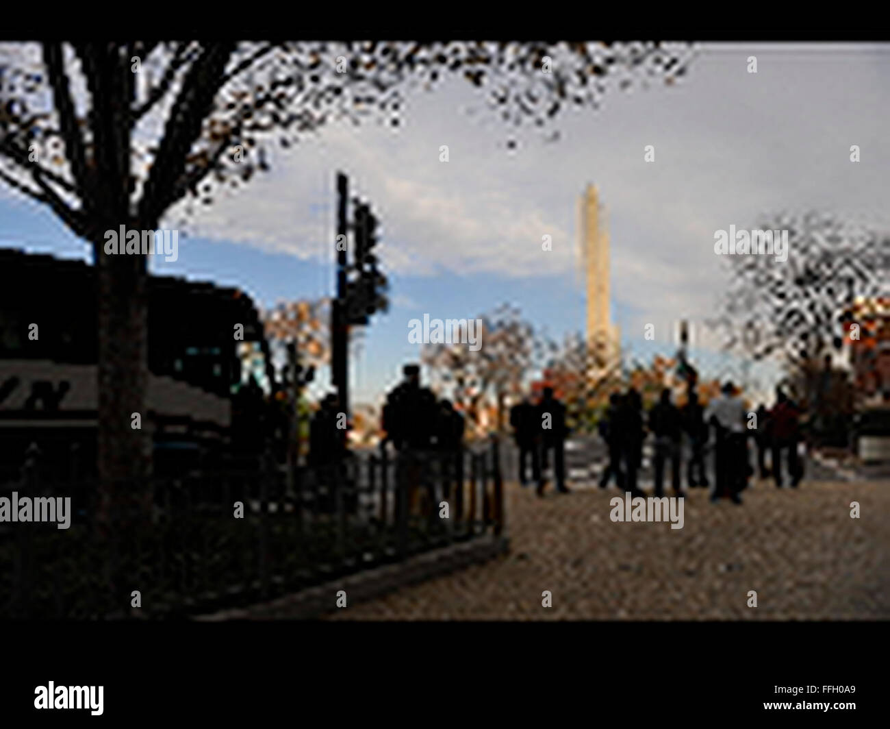 Multinationale Schüler kommen am Washington Memorial während ihrer Tour von Washington, D.C. Stockfoto
