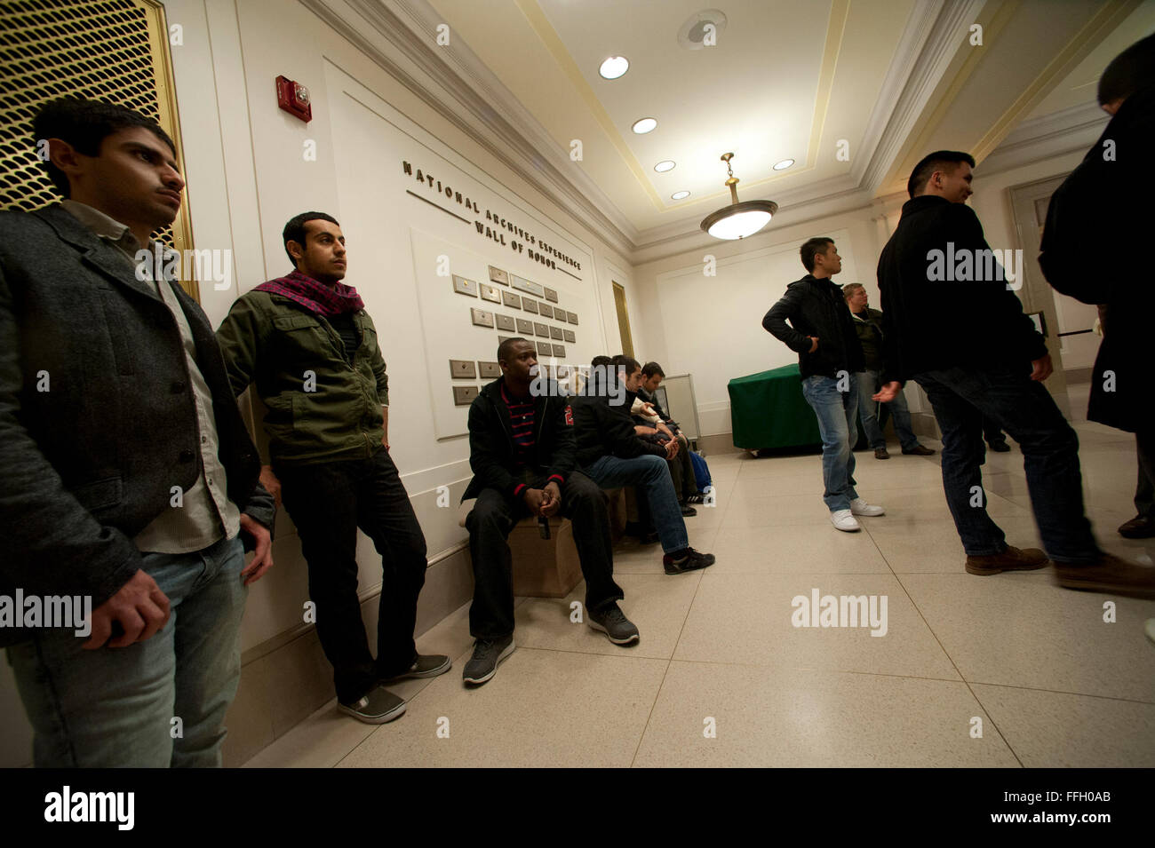 Multinationale Studenten warten, um ihre Tour des Nationalarchivs während ihres Besuchs in Washington, D.C. Stockfoto