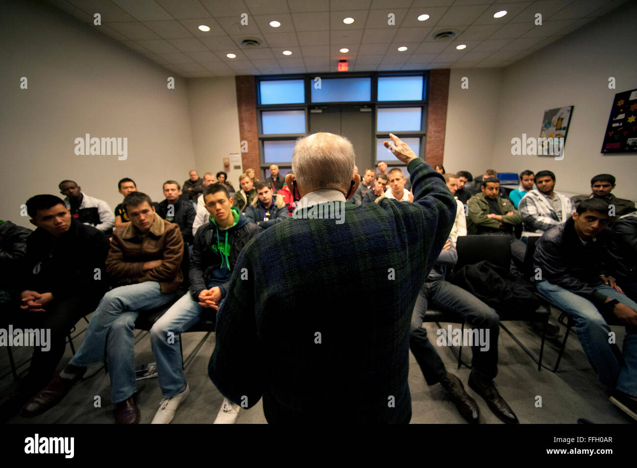 Robert Behr (links) ein Holocaust-Überlebender spricht für multinationale Studenten während ihres Aufenthalts das US Holocaust Memorial Museum in Washington, D.C. Stockfoto