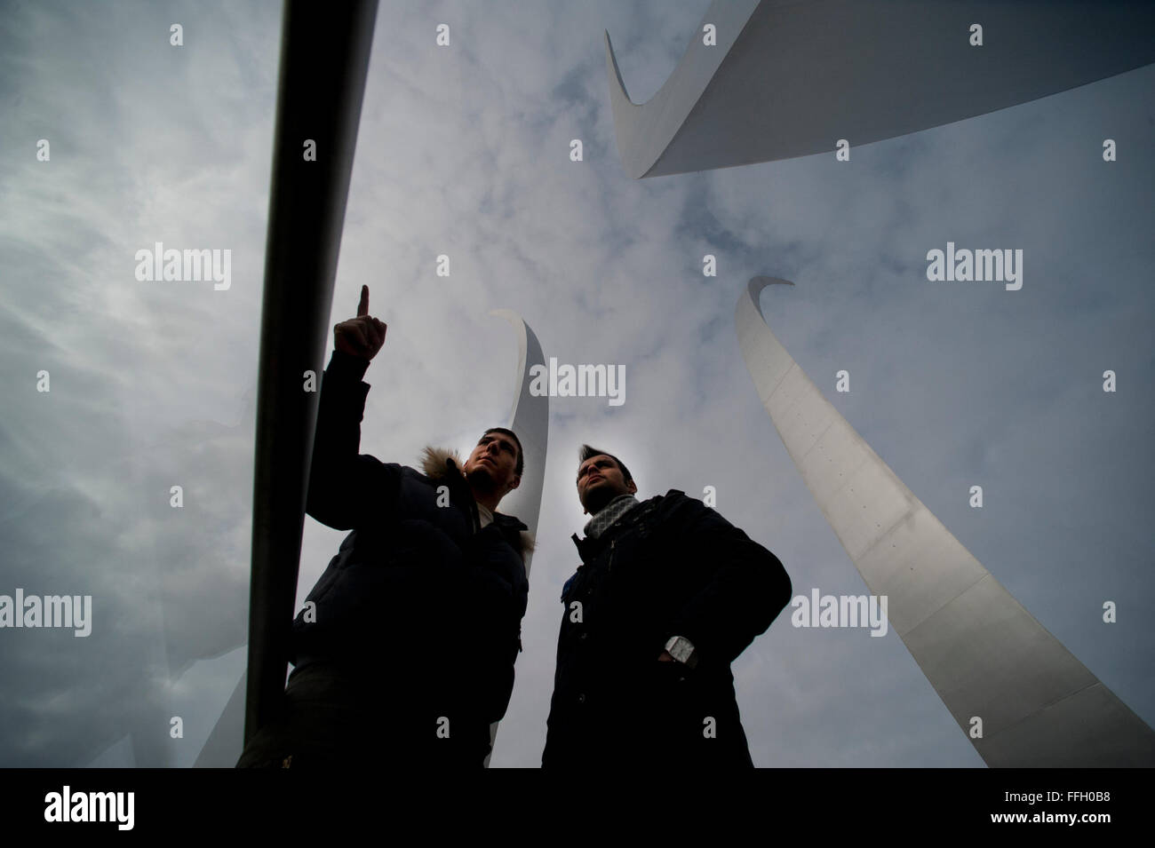 Italienische Luftwaffe 2. Lts. Luliano und Dario Valmori, sowohl multinationale Studenten, Besuch der Air Force Memorial während einer Tour von Washington, D.C. Stockfoto