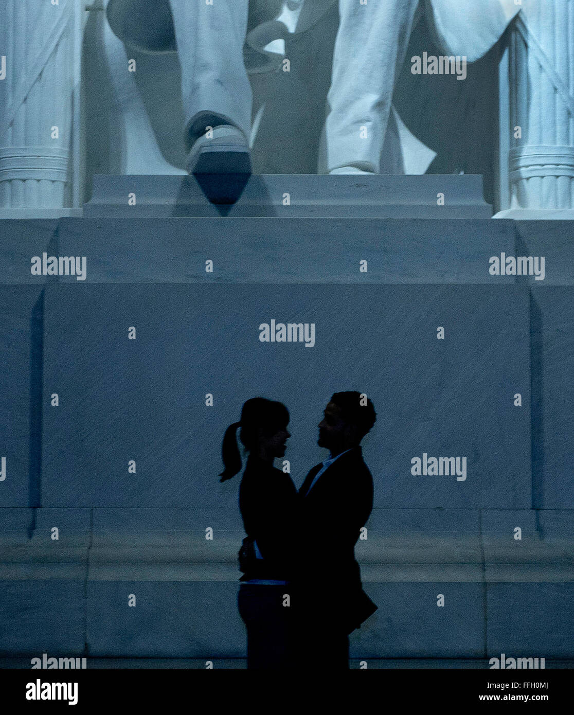 Dela Taghipaur und Luis Diaz Umarmung vor dem Lincoln Memorial 17. März 2012, in Washington... Das Paar ist ihre Beziehung neu zu entfachen. Stockfoto