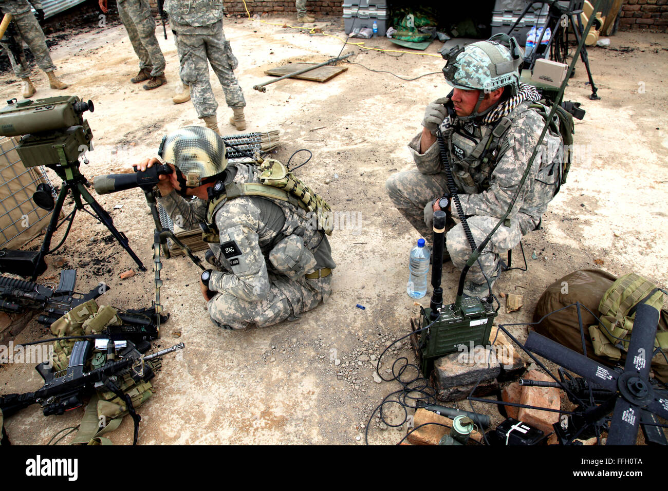 US Air Force Soldaten bieten über Uhren und rufen Luftunterstützung, 1. Mai 2010, Jaghato, Afghanistan. Die US Air Force-Soldaten sind die gemeinsamen Terminal Angriff Steuerungsvorgänge für COP Jaghato zugeordnet. Stockfoto