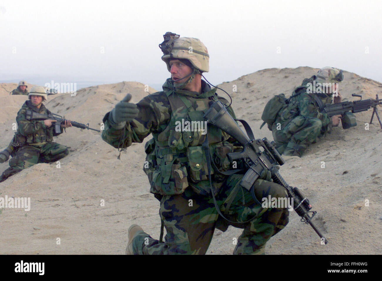 Zubair, Irak (23. März 2002)--Sgt. Jeff Seabaugh, Führer einer Einheit mit der 15. Marine Expeditionary Unit (spezielle Operationen fähig) (15. MEU (SOC)), verschiebt seine Marines an ihr Ziel während einer Mission zur Unterstützung der Operation Iraqi Freedom.  Operation Iraqi Freedom ist das Multi-nationale Koalition bemühen, das irakische Volk befreien, IraqÕs Massenvernichtungswaffen zu beseitigen und das Regime von Saddam Hussein zu beenden. Stockfoto