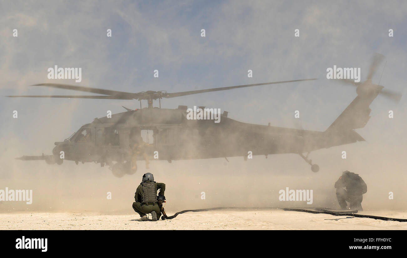 Bereiten Sie Senior Airman Casey Kubick (links) und techn. Sgt. Christopher Roof, 755. Logistik Bereitschaft Squadron, ein HH-60 Pave Hawk, mit einer nach vorne gerichteten Bereich Betankung Punkt in White Sands National Monument, während Angel Thunder 2013 zu tanken. Angel Thunder ist die größte Gemeinschaftsdienst, multinationale, ressortübergreifende Bekämpfung Such- und Rettungs-Übung trainiert Personal Recovery Vermögenswerte mit einer Vielzahl von Szenarien, um Einsatzbedingungen und Eventualitäten zu simulieren. Stockfoto