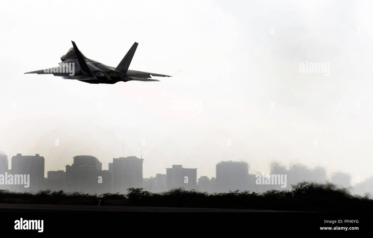 F-22 s geflogen von der Hawaii Air National Guard 199. Fighter Squadron und der Aktivaufgabe Luftwaffe 19. Fighter Squadron ausziehen während einer frühen Morgen 14-Schiff Sortie Rotation. Die Schwadronen ins Leben gerufen und erholte sich eine Rekordzahl von Einsätzen, das ist die am meisten ausgeführt von diese Staffeln an einem einzigen Tag seit der Umstellung auf die f-22 s. Sortie "Surge" fand als Einheiten vorbereitet wird, wurden um volle Einsatzfähigkeit am 7. April zu deklarieren. Stockfoto