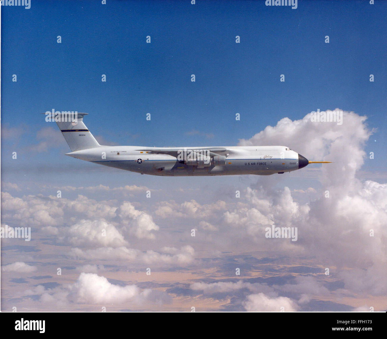 Die riesigen C-5A Galaxy von Lockheed fliegt über Kalifornien. Das Flugzeug wurde getestet auf der Edwards Air Force Base, Kalifornien, von 1969 bis 1973. Es zeigte eindrucksvoll die schweres Heben-Fähigkeit, als eines das Testflugzeug mit einem Gesamtgewicht von 798.200 Pfund--fast 30.000 Pfund mehr als seine bauartbedingte Gewicht abhob. Stockfoto