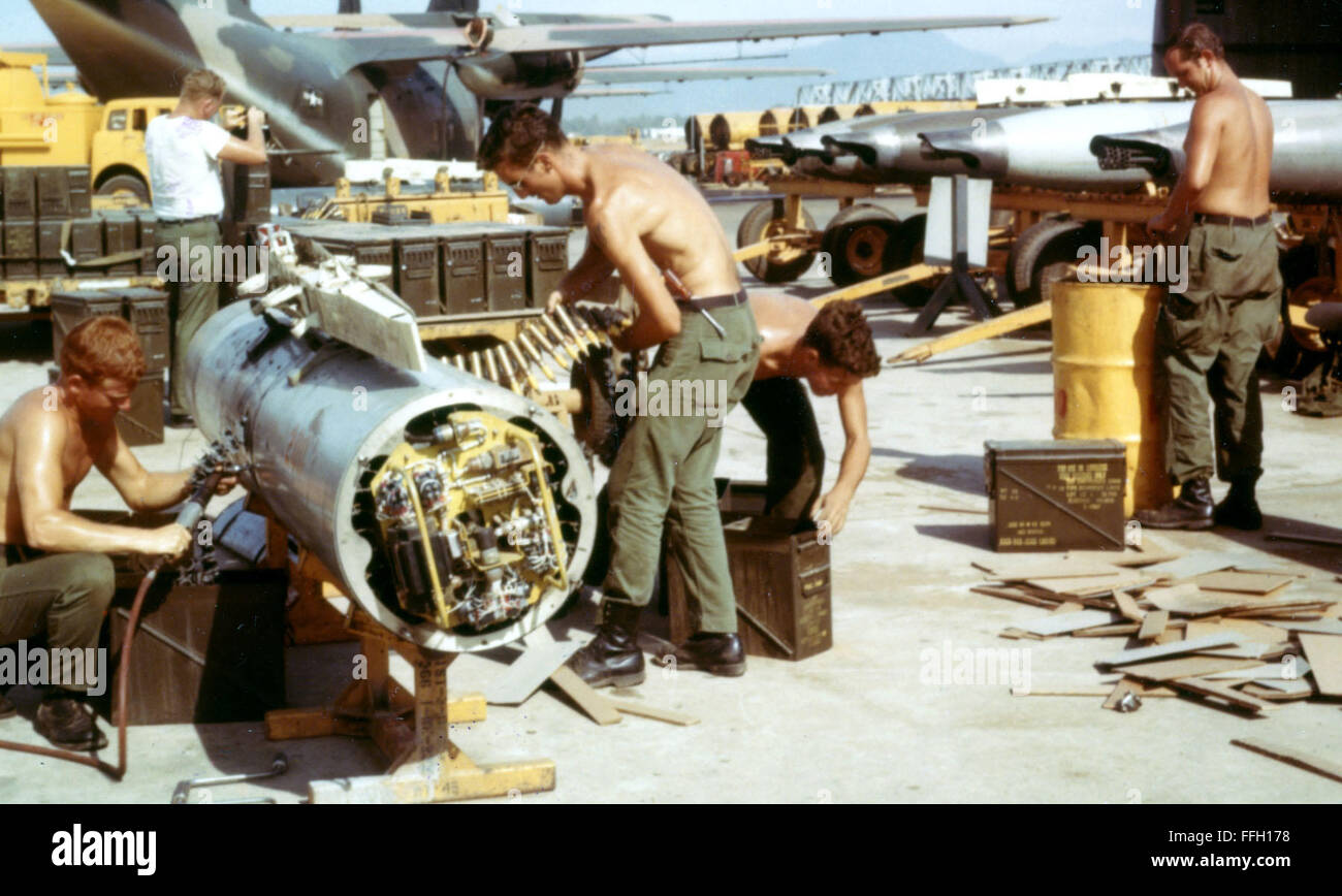 Flieger laden 20mm Kanone Runden in einem F - 4C Phantom II Gun Pod an einer Basis in Südvietnam im Mai 1967. F-4Cs und F-4Ds haben keine interne Gewehr, während einige mit einem externen Gun Pod ausgerüstet waren. Stockfoto
