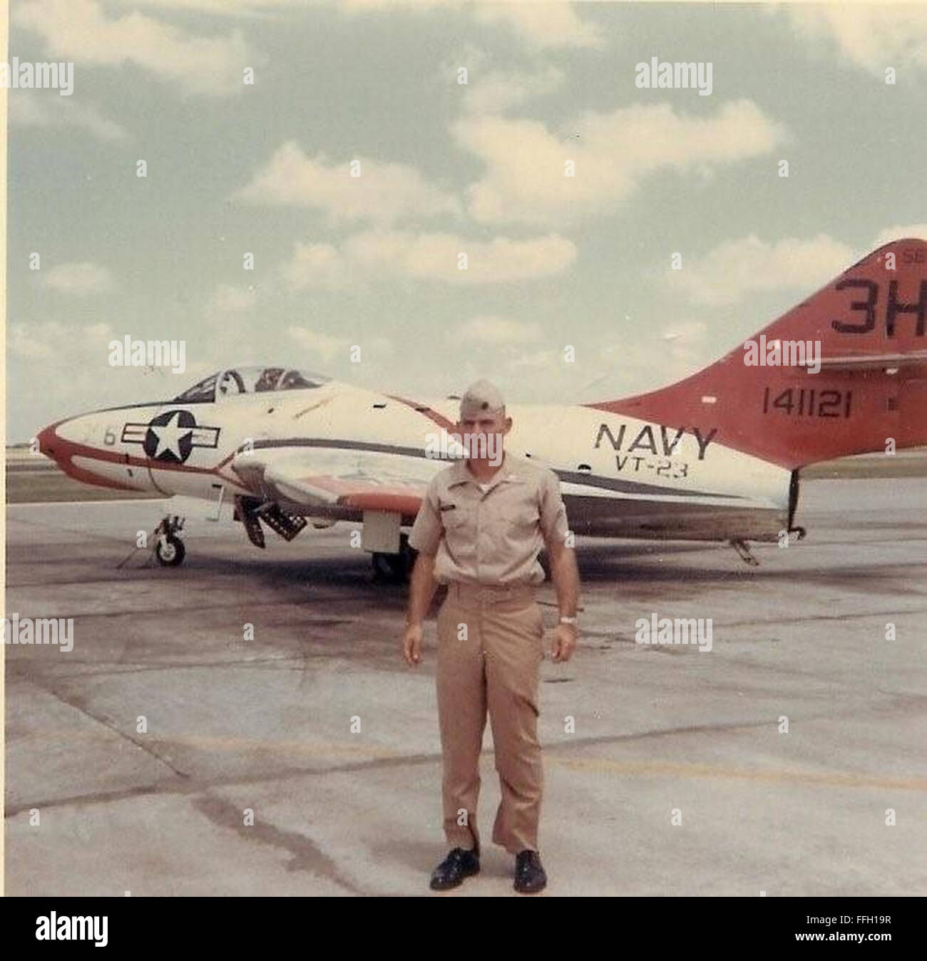 Pensionierte Luftwaffe Oberst (Dr.) James Ruffer steht vor einem Navy F9F Panther diente er in der Marine als Fliegerarzt. Stockfoto