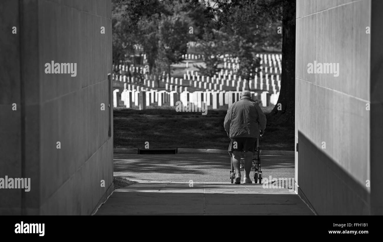 Wenn er kann, packt Bill Castle seine Walker in den Kofferraum seines Autos und fahren Sie in Richtung Arlington National Cemetery, das Grab seiner Frau zu besuchen. Seine Besuche war früher Teil einer wöchentlichen Routine, aber die Reise wurde schwieriger, wegen Verschlechterung der Gesundheit. Stockfoto