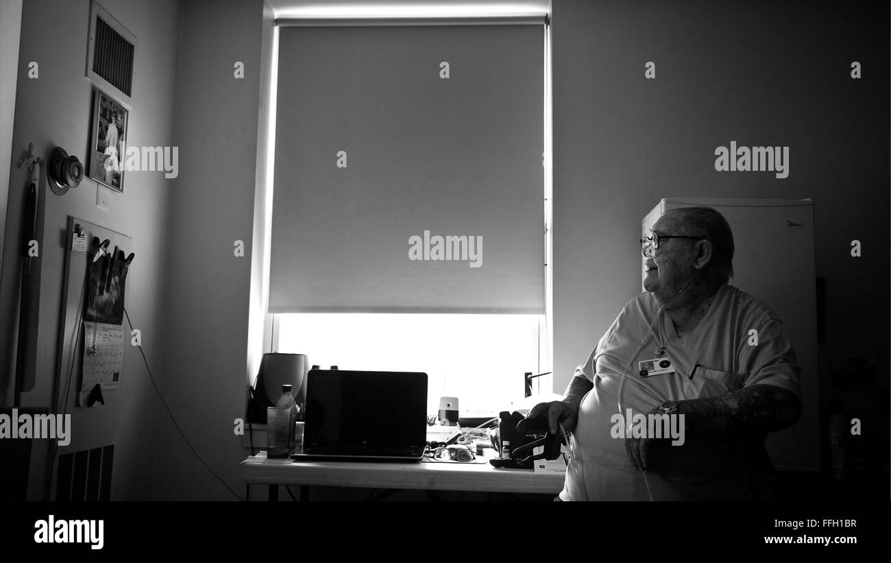 Bill Castle, ein pensionierter Luftwaffe Oberfeldwebel schaut ein Foto seiner Frau in seinem Zimmer an die Streitkräfte Retirement Home in Washington, D.C. schloss Frau Mary starb im Jahr 1997. Stockfoto