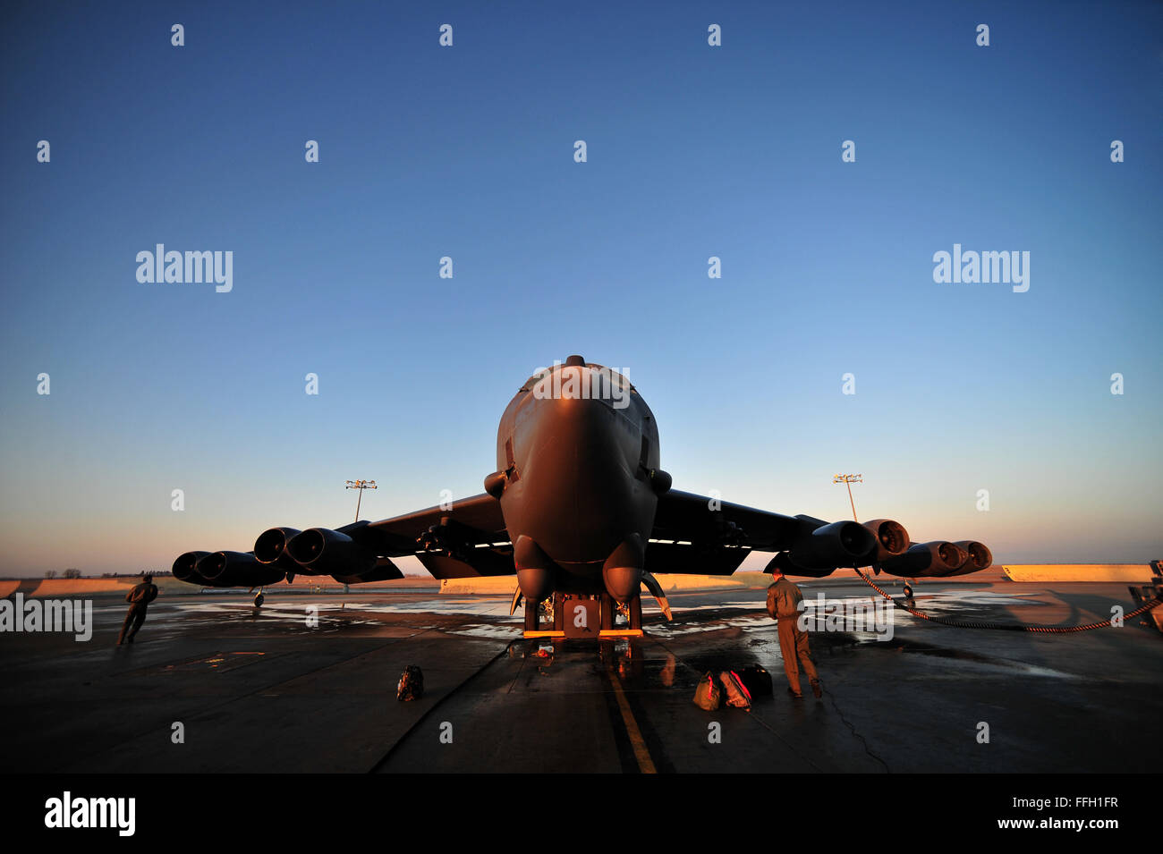 Besatzungsmitglieder zur 23. Bomb Squadron versetzt zu tun Arbeit auf ihre B - 52H Stratofortress Vorabkontrolle, bevor er auf ein acht-Stunden-Sortie Minot Air Force Base, N.D zieht. Stockfoto