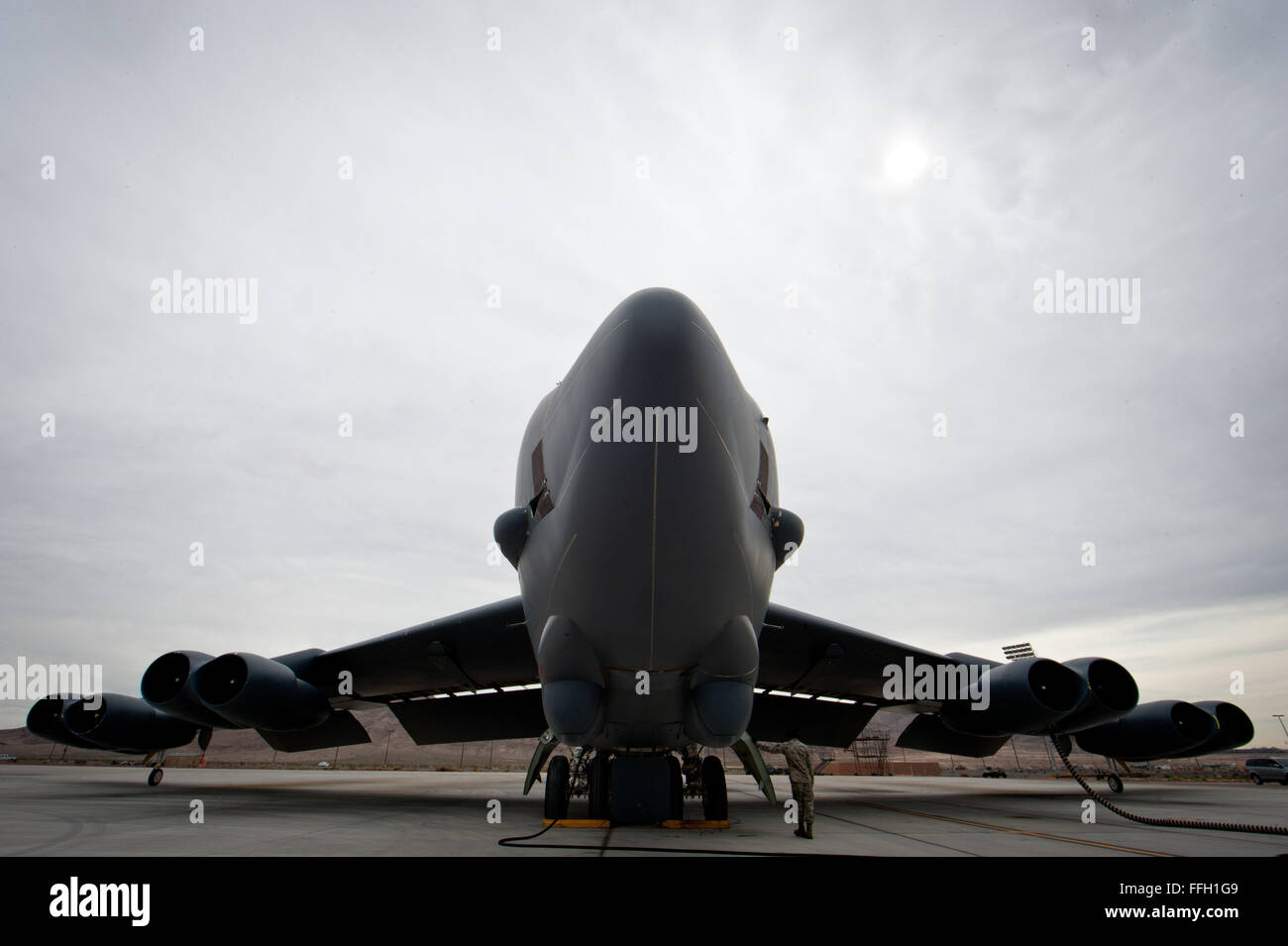 Eine b-52 Stratofortress zur 96. Bomb Squadron versetzt Barksdale Air Force Base, Louisiana, ist bereit für eine Trainingsmission zur Unterstützung der roten Fahne 14-2 auf Nellis Air Force Base, Nevada Red Flag ist eine erweiterte Antenne Kampftraining Übung vier-bis sechsmal jährlich gehalten, um Piloten aus den USA, der NATO und anderen NATO-Staaten für reale Kampfsituationen zu trainieren. Stockfoto