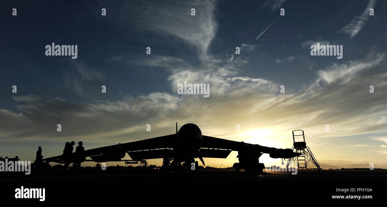 Flieger, die Air Force Global Strike Command zugewiesen arbeiten, um eine b-52 Stratofortress an RAF Fairford, England zu tanken. Das Flugzeug führte Trainingsflüge in den U.S. European Command Verantwortungsbereich während einer kurzfristigen Bereitstellung abzielt, Möglichkeiten für Besatzungen Fähigkeiten zu schärfen und machen Sie sich vertraut mit Flugplätze in der Region. Stockfoto