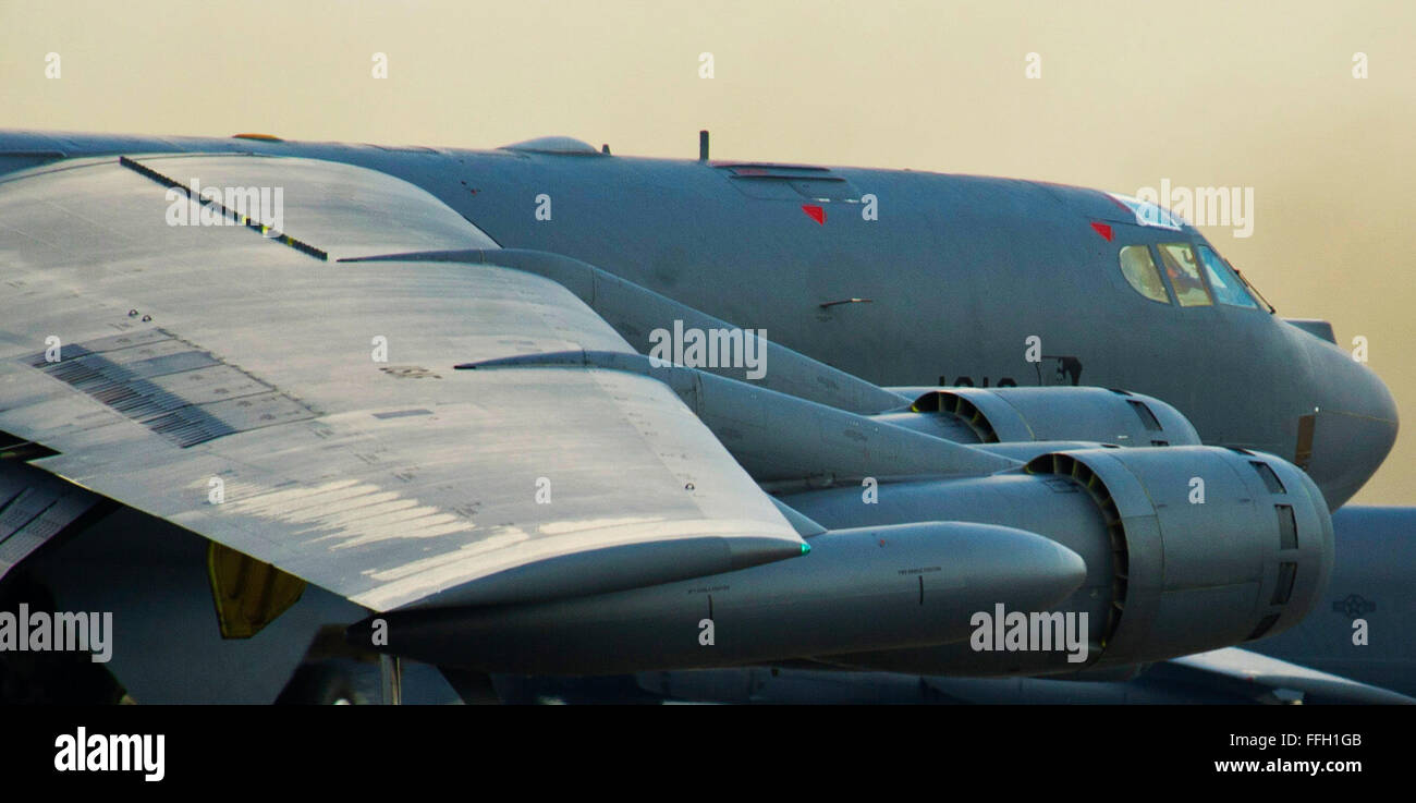 Eine B - 52H Stratofortress taxis auf den Laufsteg während ein minimales Intervall-Abflug am Minot Air Force Base, N.D. Die Air Force betreibt minimales Intervall Starts um die Zahl der Flugzeuge, die ins Leben gerufen von einem Flightline in so wenig Zeit wie möglich zu maximieren. Stockfoto