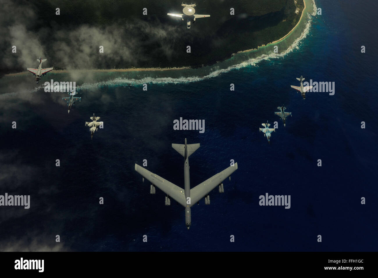 Eine US Luftwaffe b-52 Stratofortress aus der 20. Expeditionary Bomb Squadron in Barksdale Air Force Base, Louisiana, führt eine Formation von zwei f-16 Fighting Falcons vom 18. Aggressor Squadron, Eielson AFB, Alaska; zwei f-Japan Air Self-Defense Force 2 Kämpfer aus 6. Tactical Fighter Squadron, Tsuiki Air Base, Japan; zwei US-Navy EA-6 b Herumtreibern von Electronic Attack Squadron 136, Carrier Air Wing 5, Naval Air Facility Atsugi, Japan; und ein JASDF E - 2C Hawkeye aus der 601. Squadron, Misawa Air Base, Japan, über Guam während des Trainings zu bewältigen-Nord. Der Air Force und JASDF führen zu bewältigen Nord Stockfoto