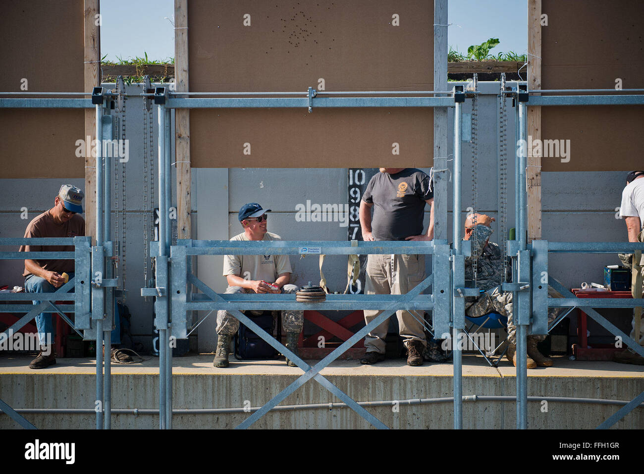 Special Agent David Ohlinger im Gespräch mit Mike Davis, ein weiteres Gewehr Wettbewerbsteilnehmer, während einer Pause, während in den Gruben der Schießstand. Stockfoto