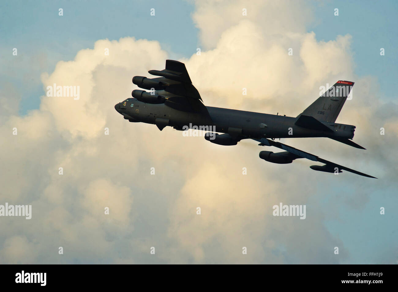Eine B - 52H Stratofortress beteiligt sich ein minimales Intervall-Abflug von Minot Air Force Base, N.D. Die Air Force betreibt minimales Intervall Starts um die Zahl der Flugzeuge, die ins Leben gerufen von einem Flightline in so wenig Zeit wie möglich zu maximieren. Stockfoto