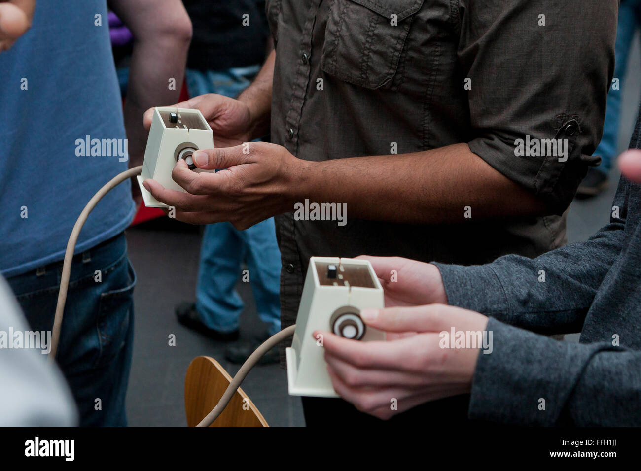 Männer spielen video spiel mit Vintage Game Controller - USA Stockfoto