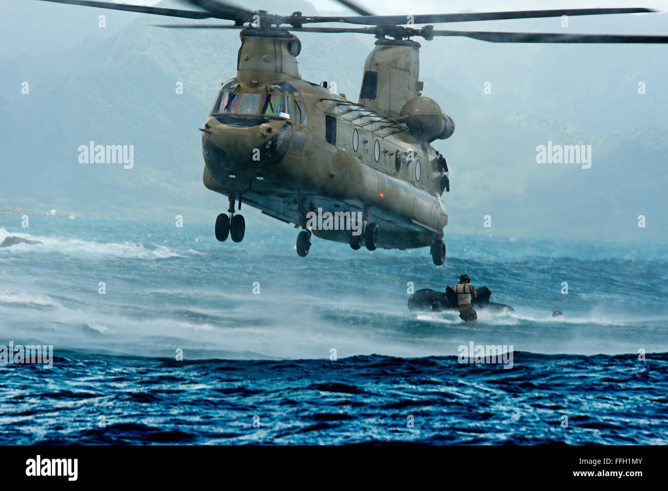 Ein Flieger vom 22. spezielle Taktiken Geschwader am Joint Base Lewis-McChord, Wash., springt von einer CH-47 Chinook während Helo-Casting Training Operationen vor der Küste von Hawaii. Die 5-Fuß-Ozean schwillt bieten die Betreiber mit einem herausfordernden Umfeld. Stockfoto