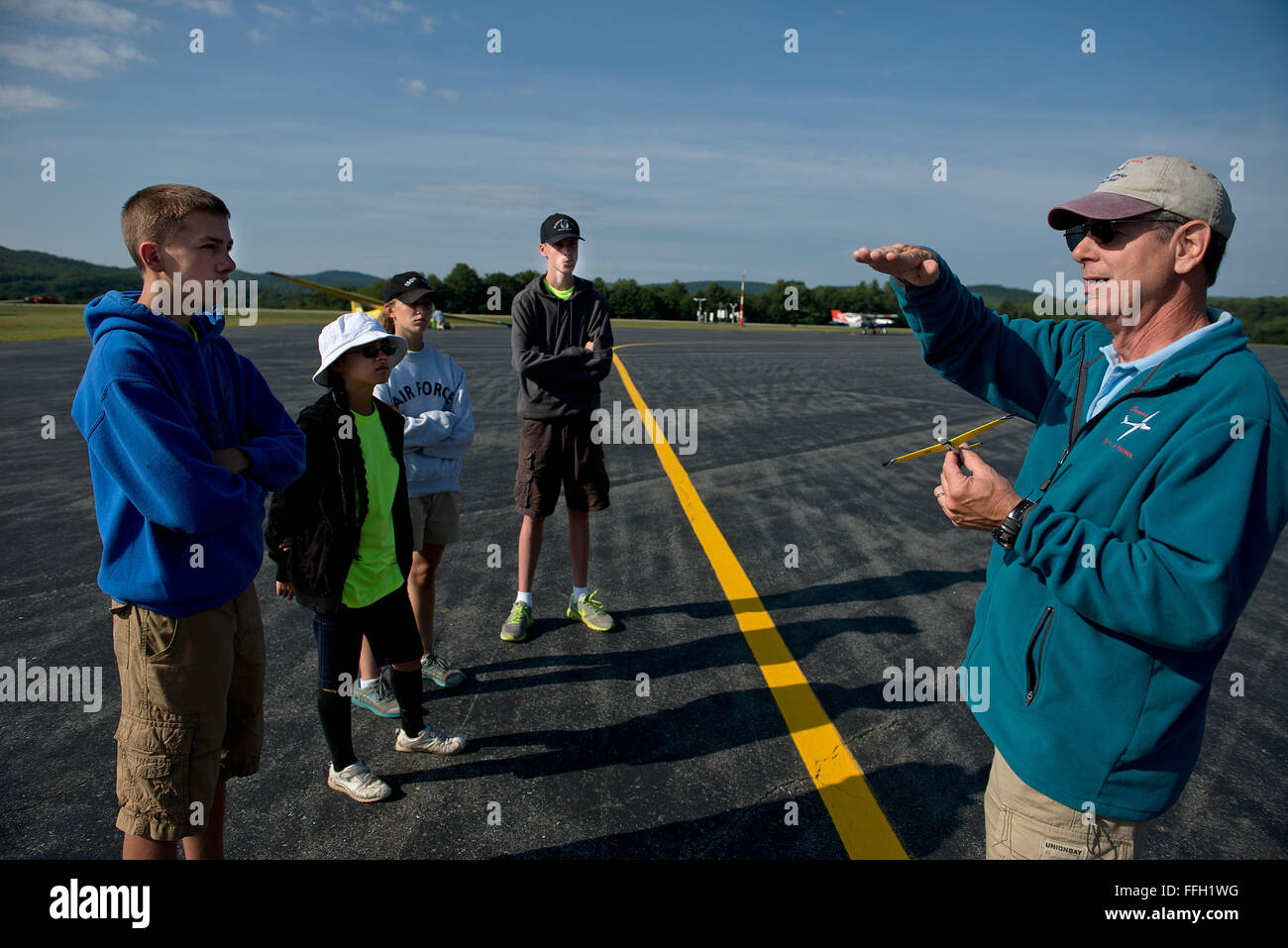 Der Instruktor Pilot Mark Grant verwendet einen Modellgleiter, um den Schülern während der Northeast Region Glider Academy Flugverfahren zu demonstrieren. Diese Schulung ist Teil der Schulung vor den Flugstunden. Stockfoto