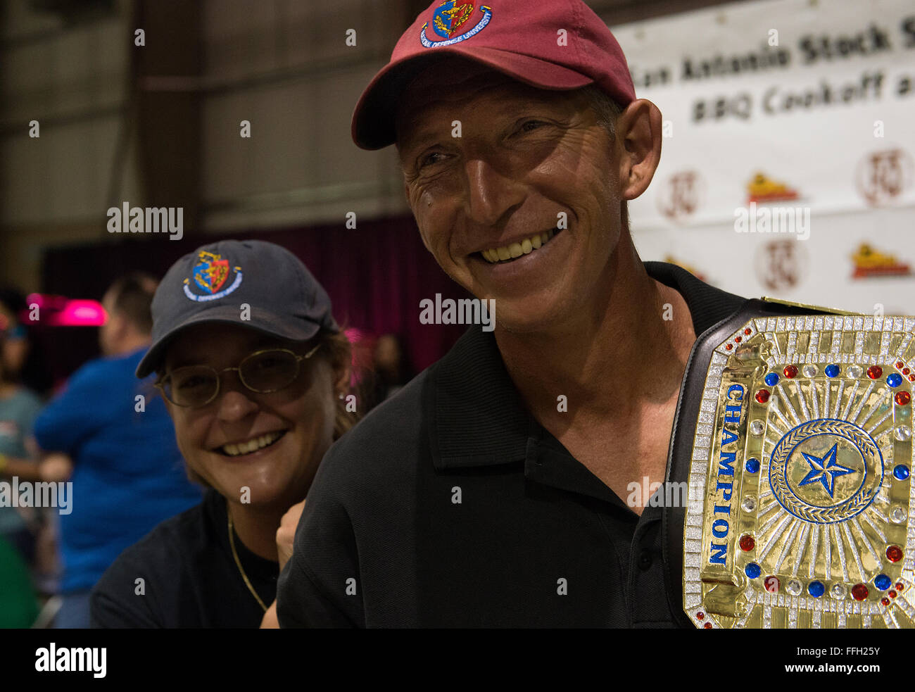 Technik. Sgt. Todd Houghton und seine Frau Margaret feiern seinen ersten Sieg bei der Air Force High Flyin' BBQ Challenge, bei der er über 60 Wettbewerber in einem mehrstufigen Barbecue-Wettbewerb besiegte. Stockfoto