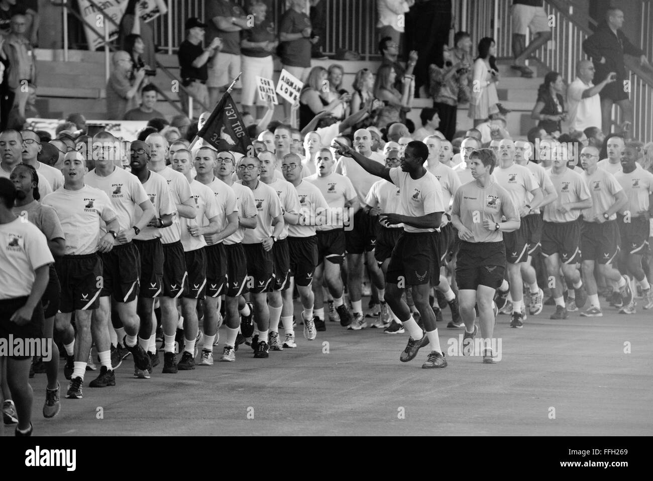Technik. Sgt. Chananyah Stuart führt Flug 552 während des „Airman’s Run“ auf der Joint Base San Antonio-Lackland. Der Lauf ist Teil einer militärischen Grundausbildung, bei der die Auszubildenden Befehle befolgen, während der Ausbilder trotz des Lärms der Familienmitglieder die Trittfrequenz gewährleistet. Stockfoto