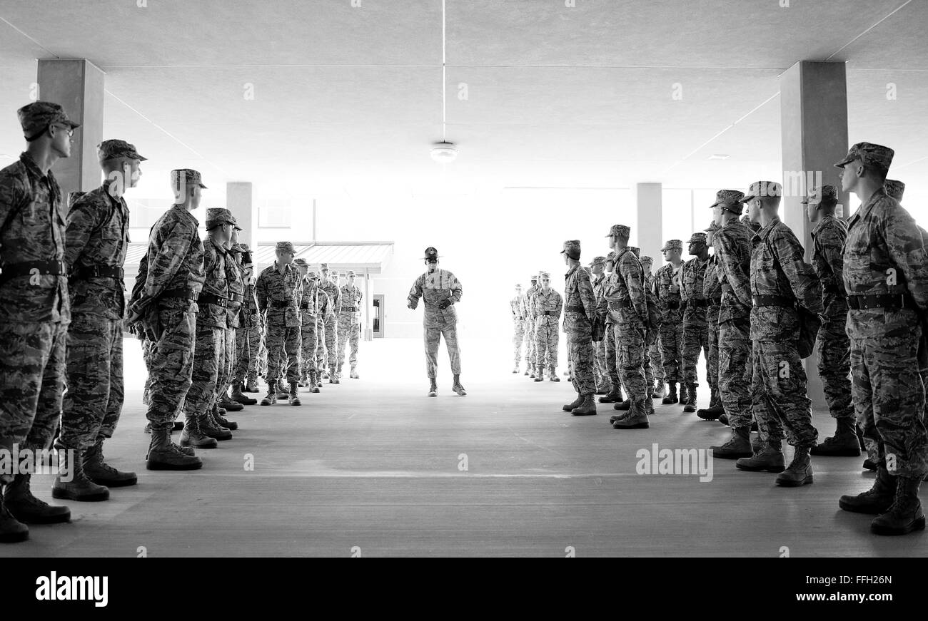 323rd Training Squadron, militärische Ausbildung Kursleiter, techn. Sgt. Chananyah Stuart, lehrt seine Auszubildenden die grundlegenden gerichteten Bewegungen der militärischen Grundausbildung auf gemeinsamer Basis San Antonio-Lackland, Texas. Stockfoto