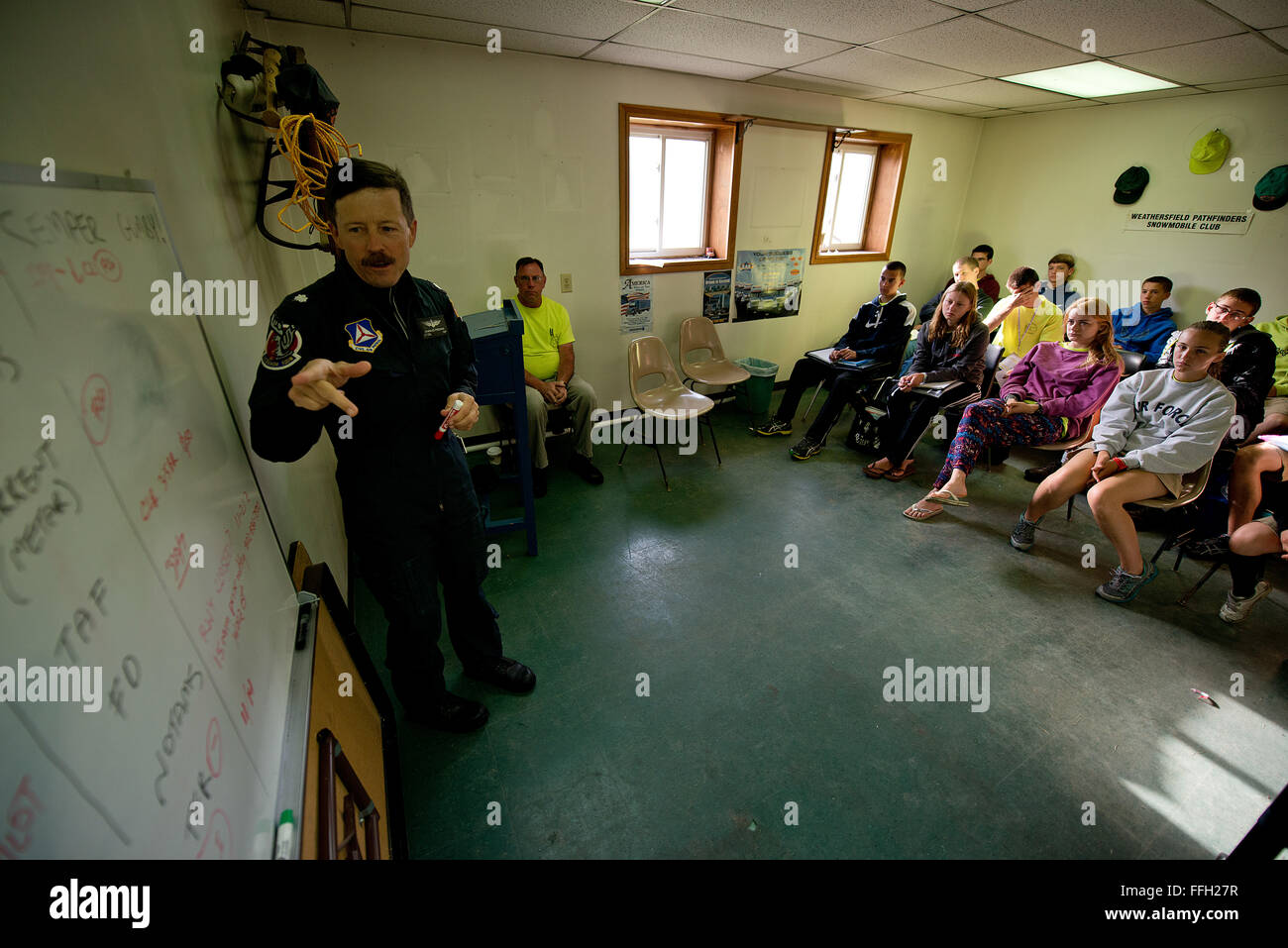 Civil Air Patrol Oberstleutnant Charlie Freeman unterrichtet Studenten der Northeast Region Gleitschirm Akademie über Wetter und wie wirkt sich fliegen in Springfield, VT. Jeden Morgen verbringen Studierende etwa eine Stunde in Schule "Boden", bevor Sie beginnen die Aktivitäten des Tages fliegen. Stockfoto