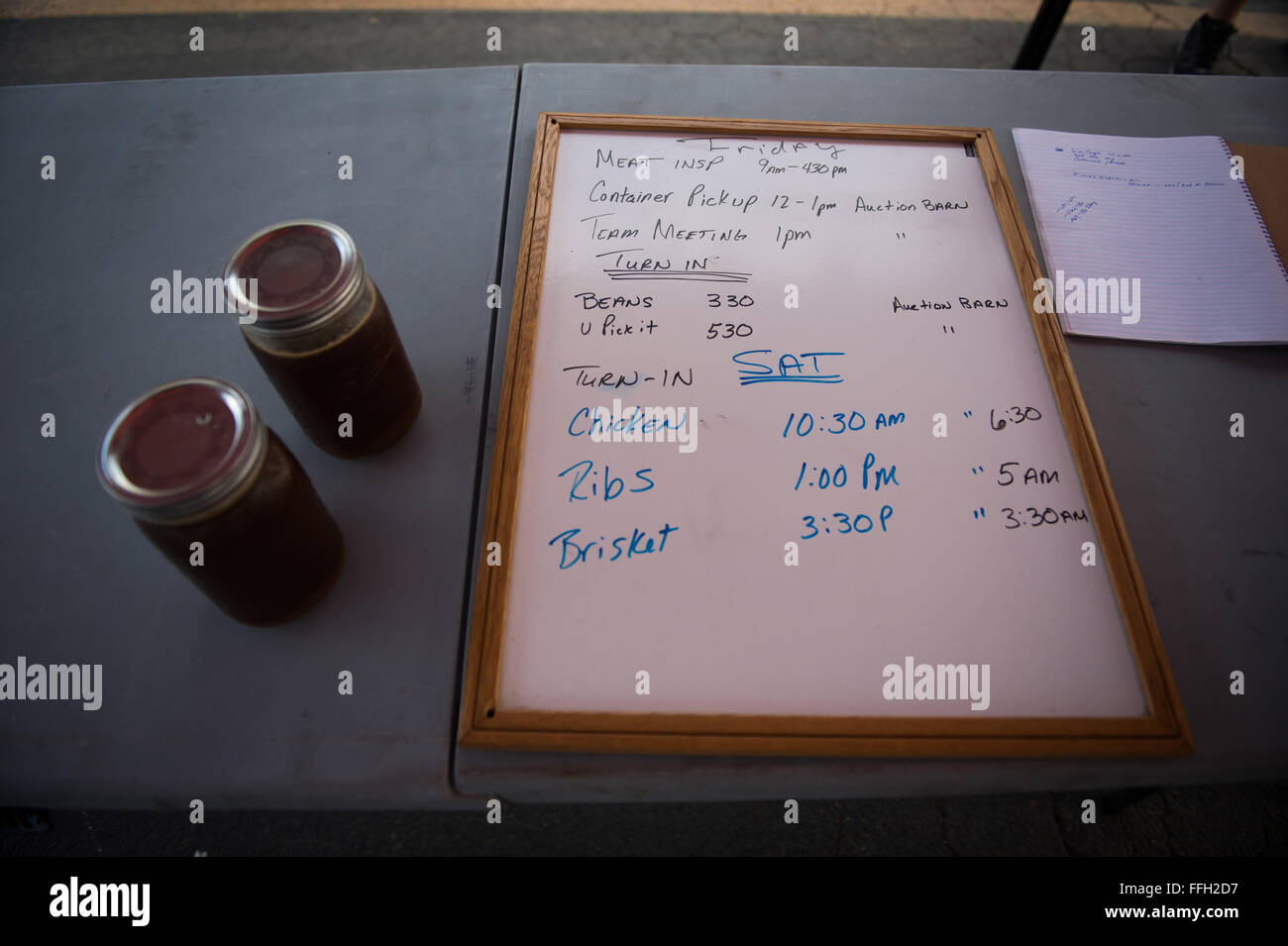 Techn. Sgt. Todd Houghton und das Grill-Team er zusammengestellt--team Schrei ' n ' Annie Q--traten gegen fast 60 Teams wetteifern um die konstituierenden Air Force High Flyin ' BBQ Herausforderung zu gewinnen. Sein Team machte es vorbei drei Runden des Wettbewerbs vor gewann den ersten Platz. Houghton ist eine wettbewerbsfähige Barbecuer und strukturelle Fluggerätmechaniker mit 116. Air Control Wing auf Robins Air Force Base, Ga. Stockfoto