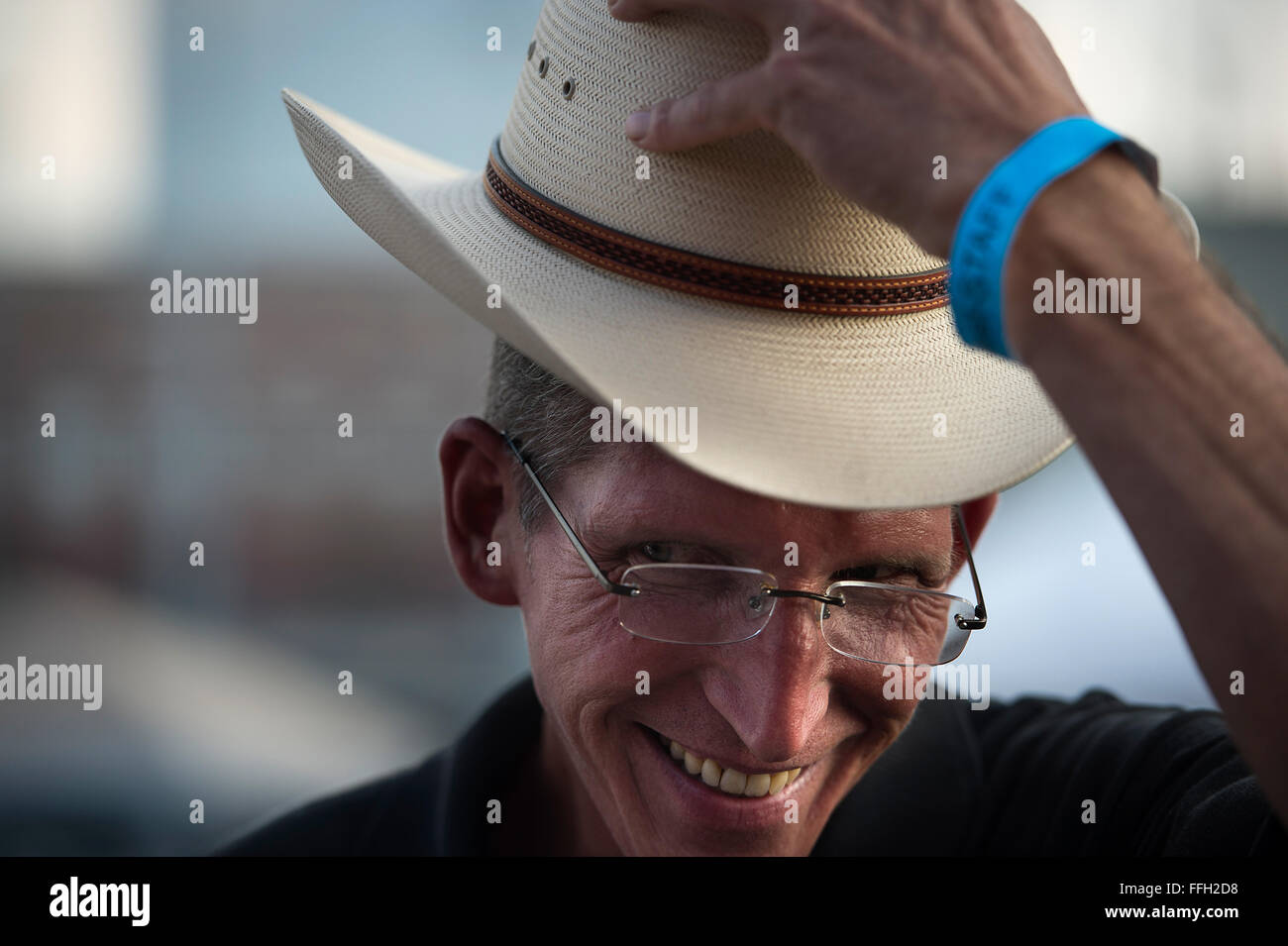 Techn. Sgt. Todd Houghton und das Grill-Team er zusammengestellt--team Schrei ' n ' Annie Q--traten gegen fast 60 Teams wetteifern um die konstituierenden Air Force High Flyin ' BBQ Herausforderung zu gewinnen. Sein Team machte es vorbei drei Runden des Wettbewerbs vor gewann den ersten Platz. Houghton ist eine wettbewerbsfähige Barbecuer und strukturelle Fluggerätmechaniker mit 116. Air Control Wing auf Robins Air Force Base, Ga. Stockfoto
