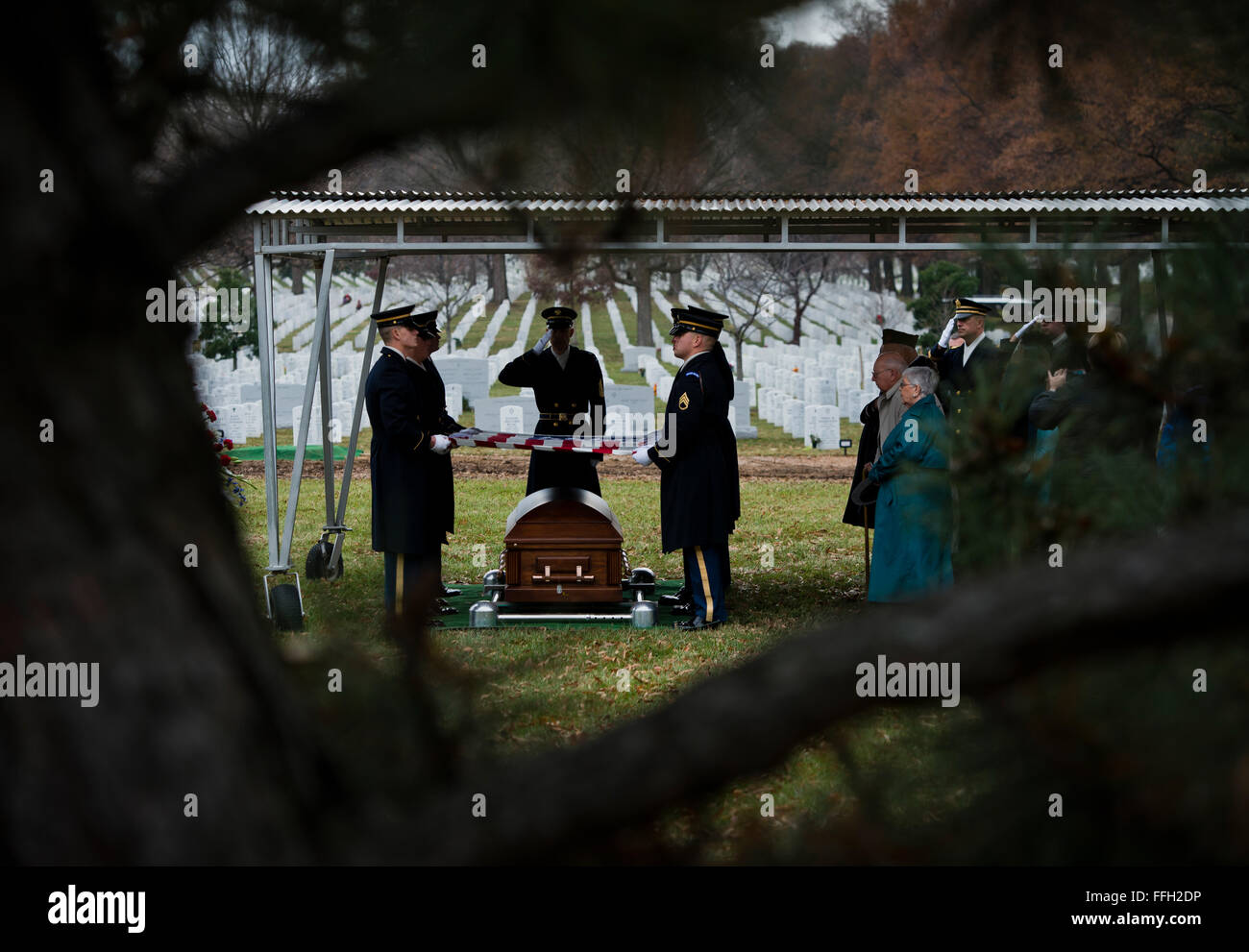 Sgt. Major Michael Callaghan-McCann (Mitte) begrüßt die US-Flagge, bevor er es an ein Familienmitglied der Army Air Forces Sgt. Charles A. Gardner auf dem Nationalfriedhof Arlington in Arlington, VA. Gardner, zusammen mit 11 seine Kollegen Besatzungsmitglieder präsentiert verloren gegangen, am 10. April 1944, nachdem seine B - 24d Liberator über Neuguinea abgeschossen wurde. Callaghan-McCann ist das 1. Bataillon, 3. Infanterie-Regiment Befehl Sergeant-Major. Stockfoto