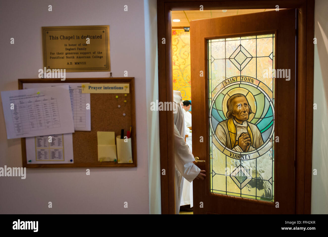 Ehemaliger Kaplan (Oberstleutnant) Robert Bruno schließt die Tür zur Kapelle, wie er katholische Messe auf dem Nord-amerikanischen College-Campus in Rom verbindet. Stockfoto