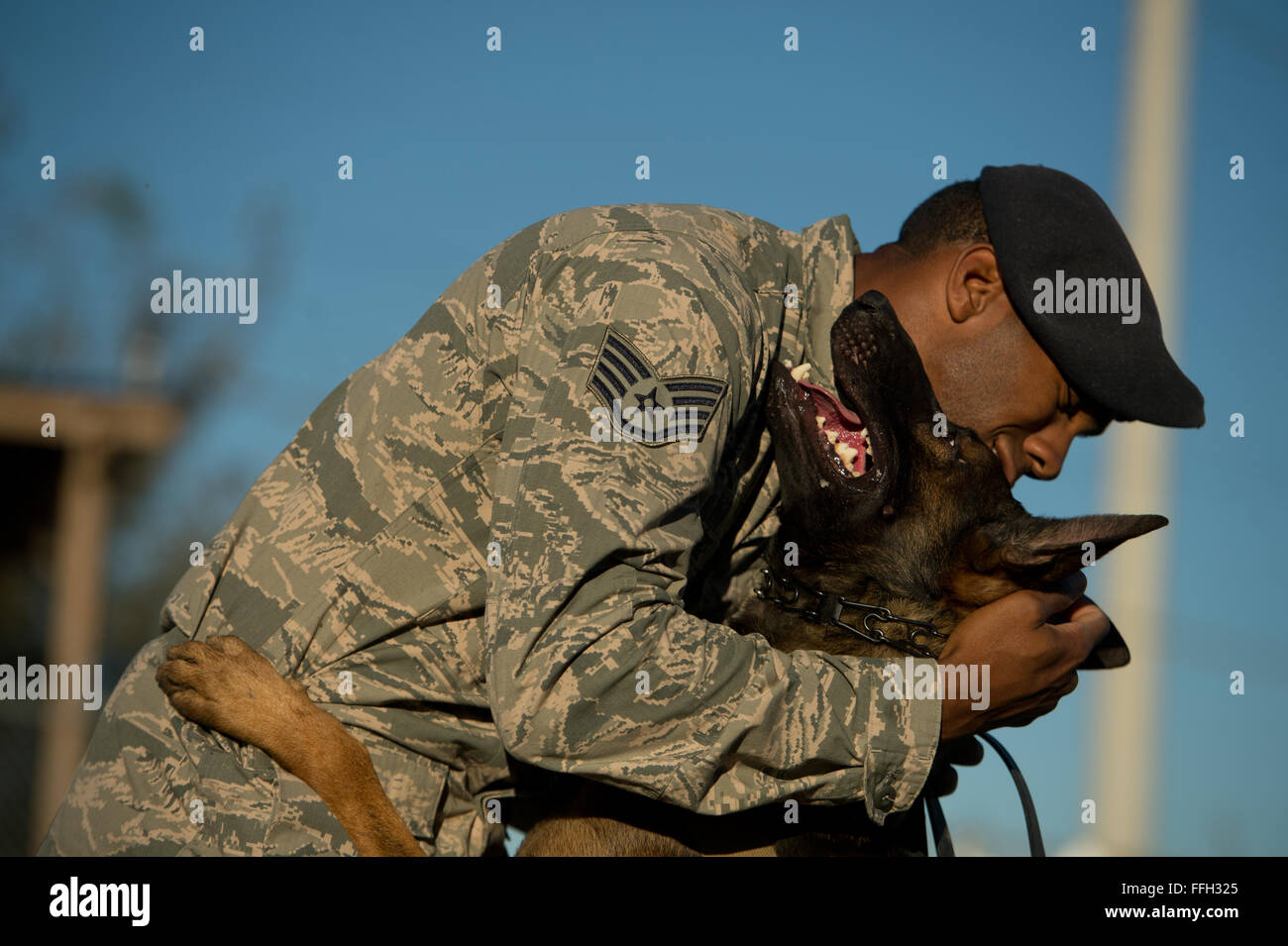 Staff Sgt Sharif DeLarge, ein militärischer Arbeitshund Handler von 802 Sicherheit Kräfte Squadron, umarmt seine militärische Gebrauchshund OOlaf nach eine kontrollierte Aggression Übung auf der gemeinsamen Basis San Antonio-Lackland. DeLarge und militärischer Arbeitshund Handler zugewiesen JBSA Lackland täglichen Durchsetzung Vorgaben erfüllen oder Zug nach Mission bereit zu bleiben. Stockfoto