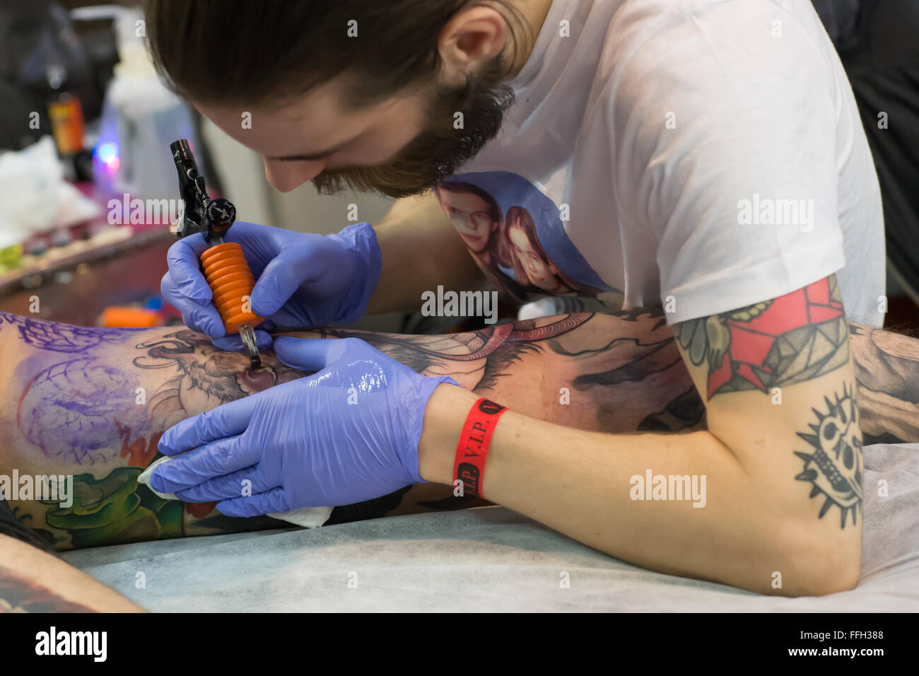 Budapest, Ungarn. 13. Februar 2016. Ein Tattoo-Künstler arbeitet auf der 6. Budapest Tattoo Convention in Budapest, Ungarn, 13. Februar 2016. Das diesjährige Budapest Tattoo Convention findet statt am 13. und 14. Februar. Bildnachweis: Attila Volgyi/Xinhua/Alamy Live-Nachrichten Stockfoto