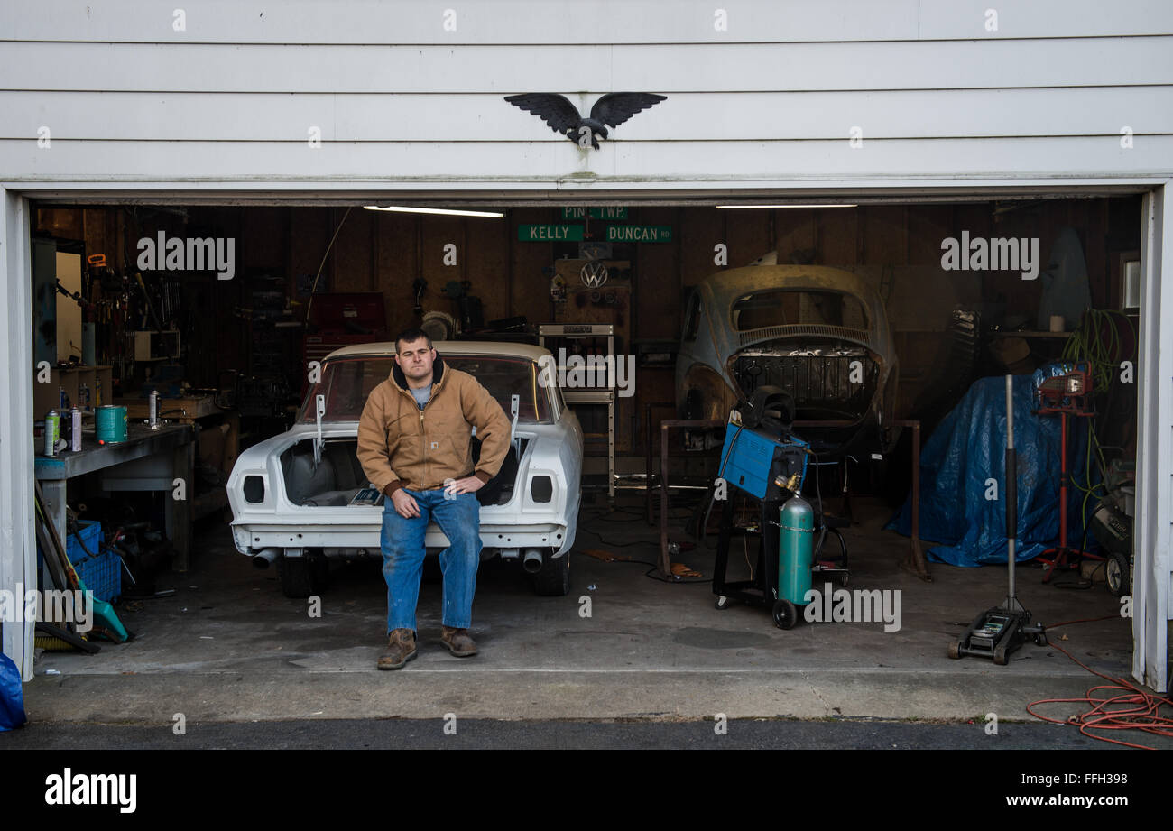 Nach der Arbeit an seinem VW Käfer 1958, entspannt Master Sgt. Randy Rollins für einen Moment in seiner Garage als er seinen Oldtimer auf dem Stamm von einem anderen sitzt. Rollins an die Bauteile des c-5 Galaxien im Laufe seiner Luftwaffe Karriere gearbeitet. Rollins ist nun der 436th Wartung Geschwader Wartung Produktion Superintendent. Stockfoto