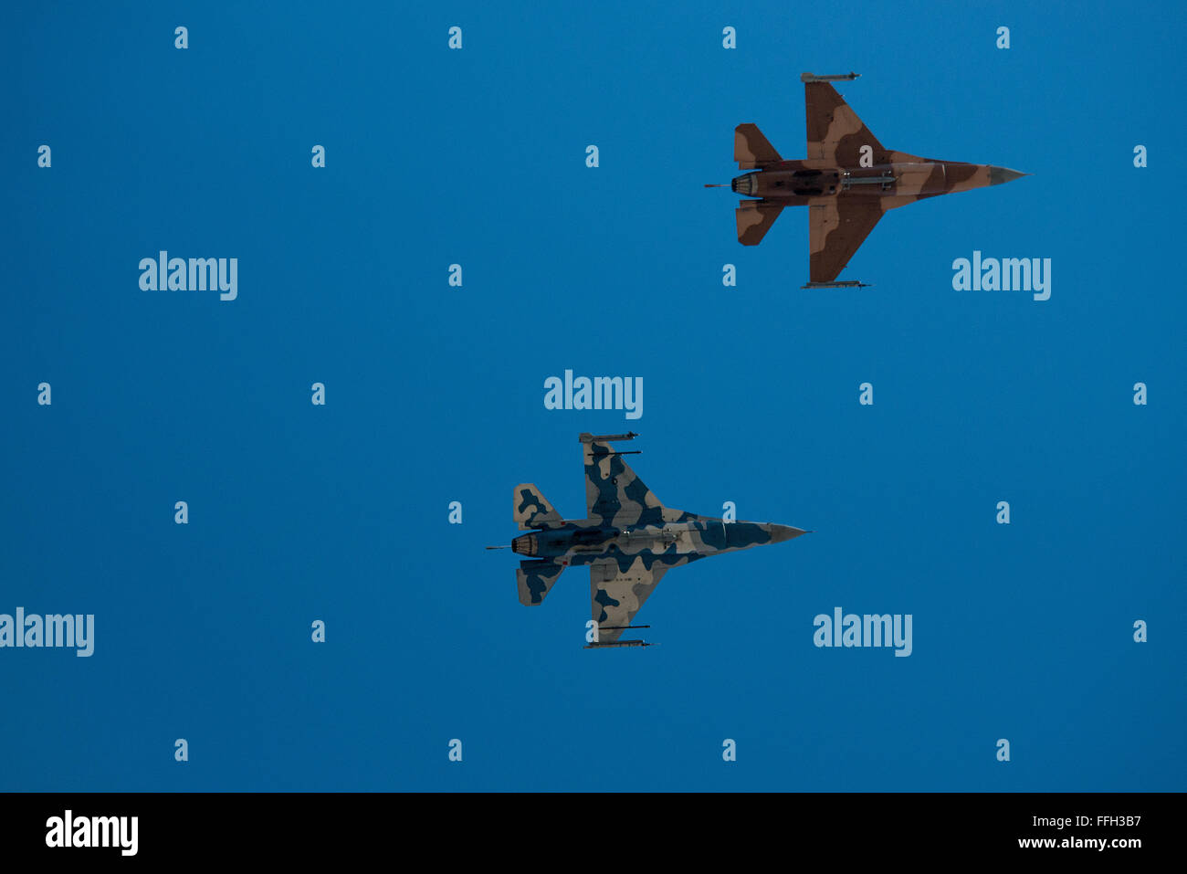 Ein paar der 64. Aggressor Geschwader f-16 Fighting Falcons zurück von einer Mission während rote Fahne 15-2. Die f-16 s verwenden eine unverwechselbare Lackierung, um sie als Aggressoren während Antenne Kampftraining Missionen zu identifizieren. Stockfoto