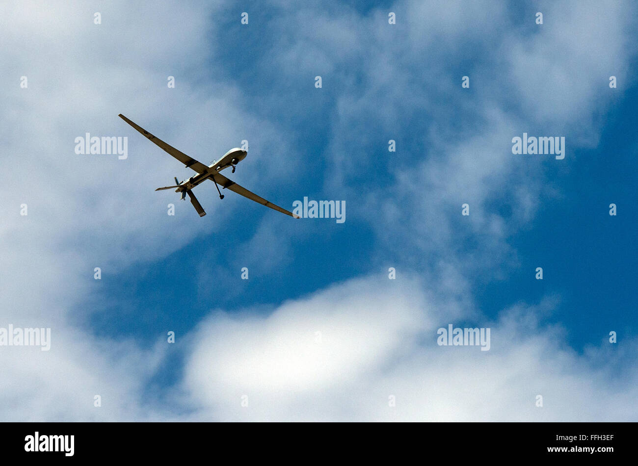 Ein MQ-9 Reaper überfliegt Creech Air Force Base, Nevada, 6. Mai 2015 einen Testauftrag. Die MQ-9 Reaper ist ein bewaffneter, Multi-mission, mittlerer Flughöhe, lange Ausdauer aus der Ferne gesteuert Flugzeuge, die in erster Linie als Vermögenswert Intelligenz-Kollektion und in zweiter Linie gegen dynamische Ausführungsziele eingesetzt wird. Stockfoto