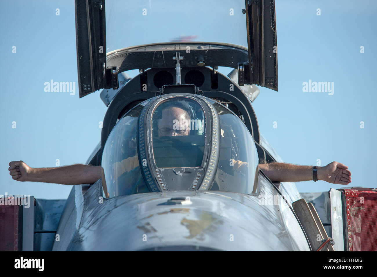 Ein Mitglied der 82nd Aerial Target Squadron auf der Tyndall Air Force Base führt vor einer Mission einen Triebwerkstest an einem QF-4 Phantom durch. Nach den Kontrollen übernimmt der Fernpilote die Kontrolle über das Flugzeug aus der Ferne. Stockfoto