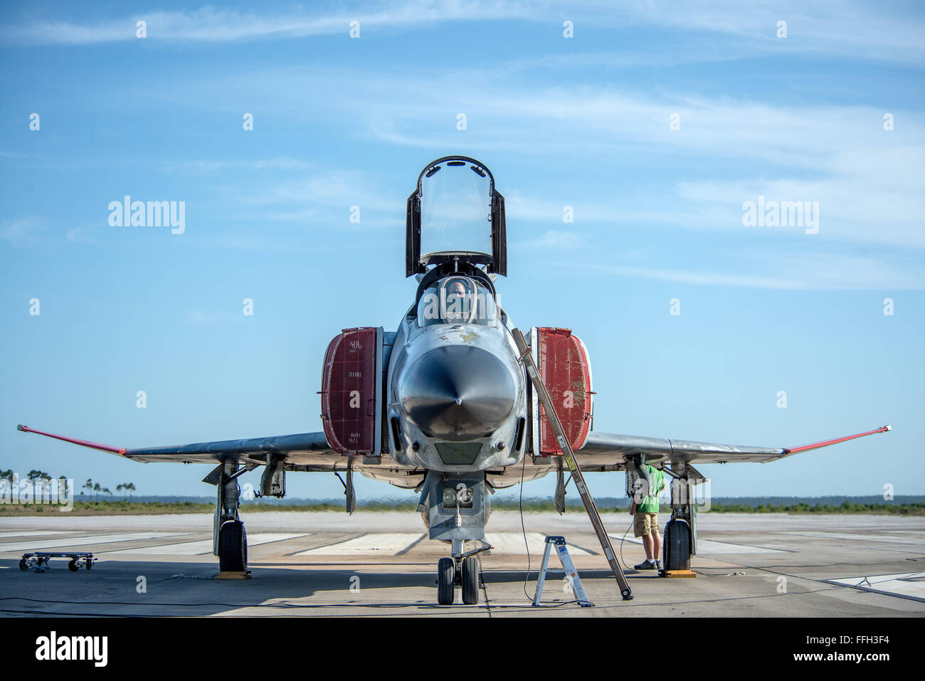 Mitglieder der 82nd Aerial Target Squadron bei Tyndall AFB bereiten ein QF-4 Phantom vor, ein F-4 Phantom, das in ein ferngesteuertes Flugzeug umgewandelt wurde, das als Zielgerät für Trainingsmissionen genutzt wird. Stockfoto